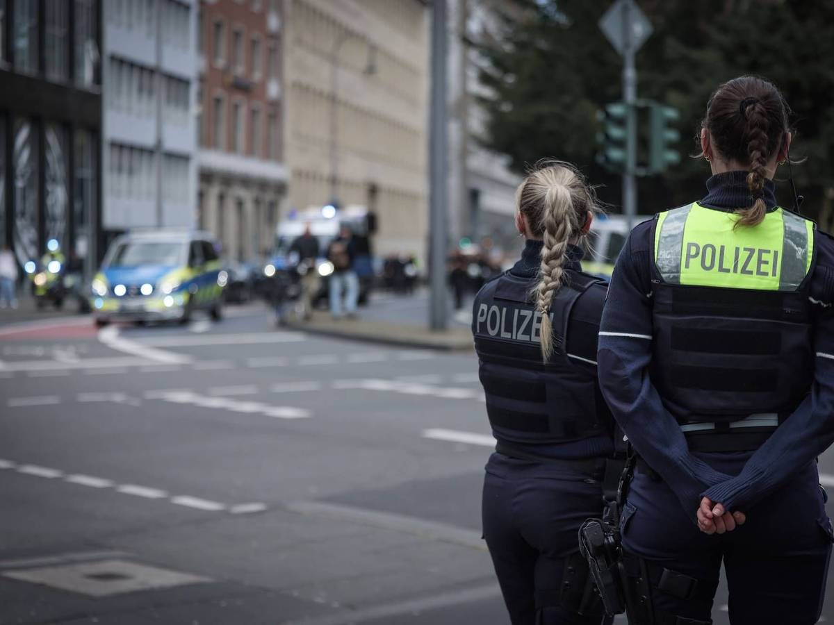 Nächtlicher Einsatz der Kölner Polizei: Auf einen Imbiss wurde geschossen. (Symbolbild).