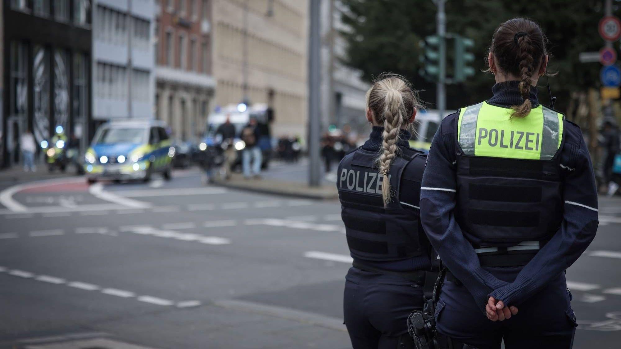 Nächtlicher Einsatz der Kölner Polizei: Auf einen Imbiss wurde geschossen. (Symbolbild).