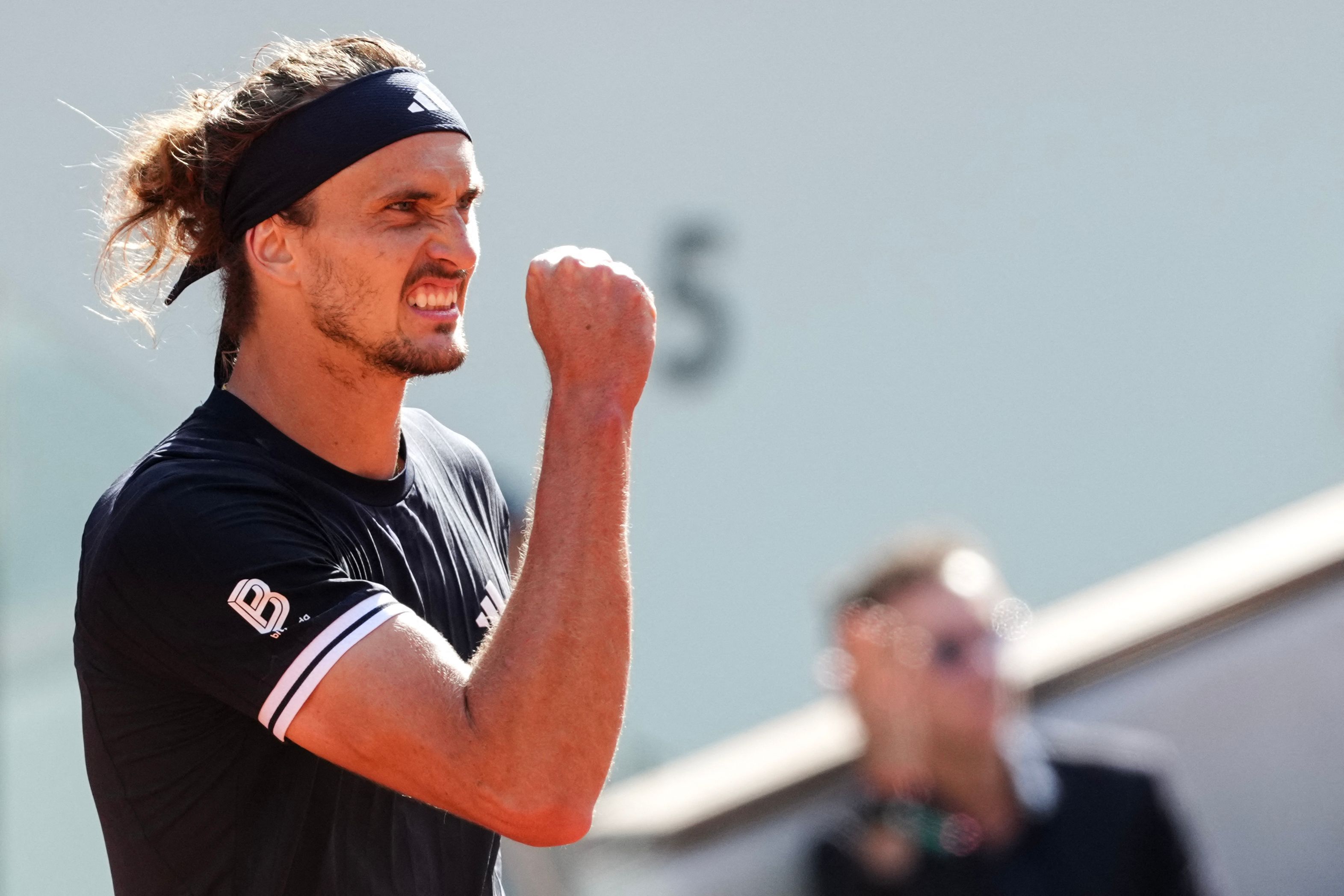 Tennisprofi Alexander Zverev jubelt mit geballter Faust.