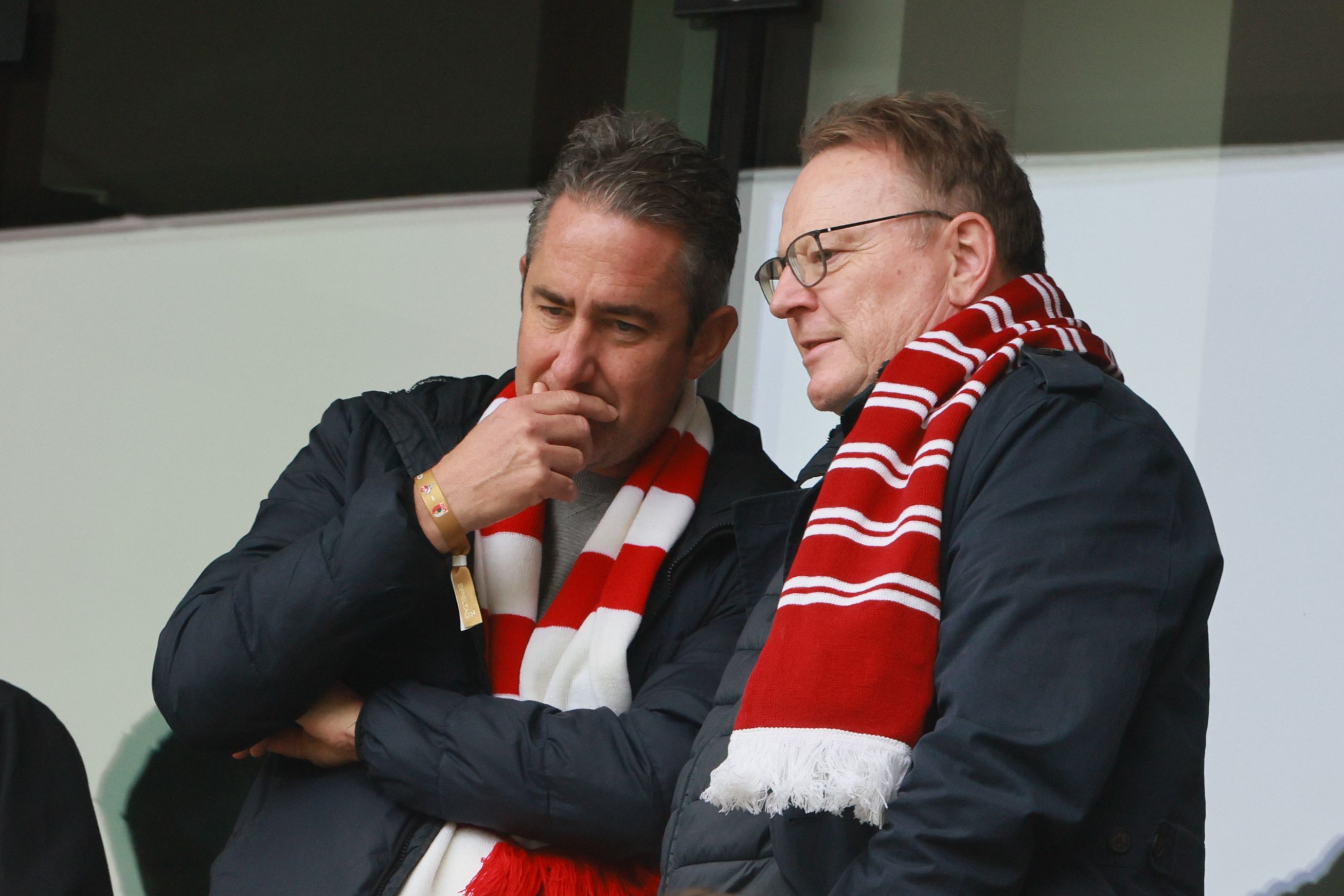 Ratsherr Oliver Seeck und Oberbürgermeister Torsten Burmester beim 1. FC Köln.
