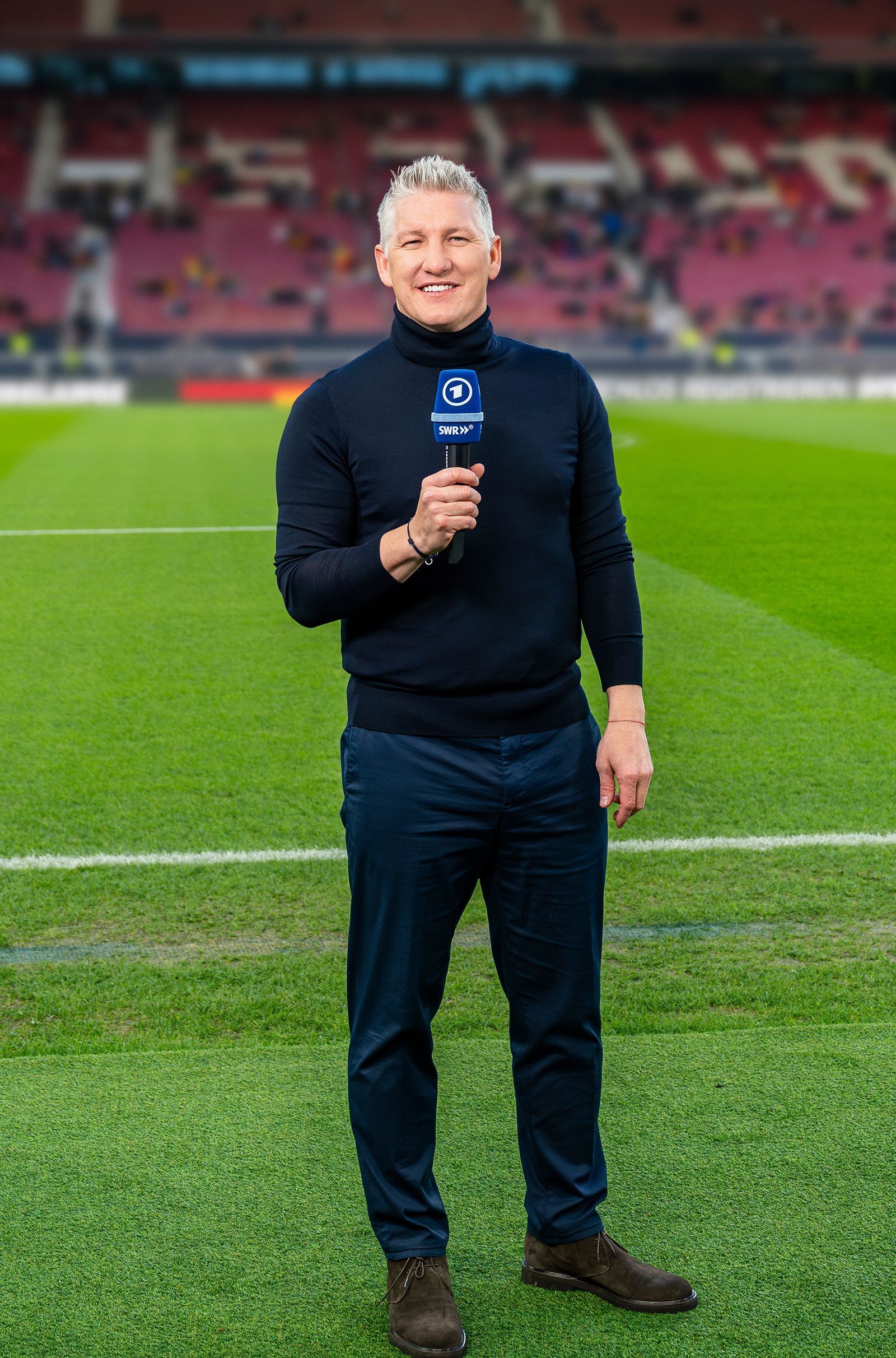 Zum ersten Mal sind Bastian Schweinsteiger und Esther Sedlaczek beim Spiel Kanada - Bosnien und Herzegowina (Freitag, 12. Juni, 20.15 Uhr, Das Erste) auf Sendung. Es ist das Eröffnungsspiel für Co-Gastgeber Kanada im heimischen Toronto.  (Bild:  SWR/Patricia Neligan)