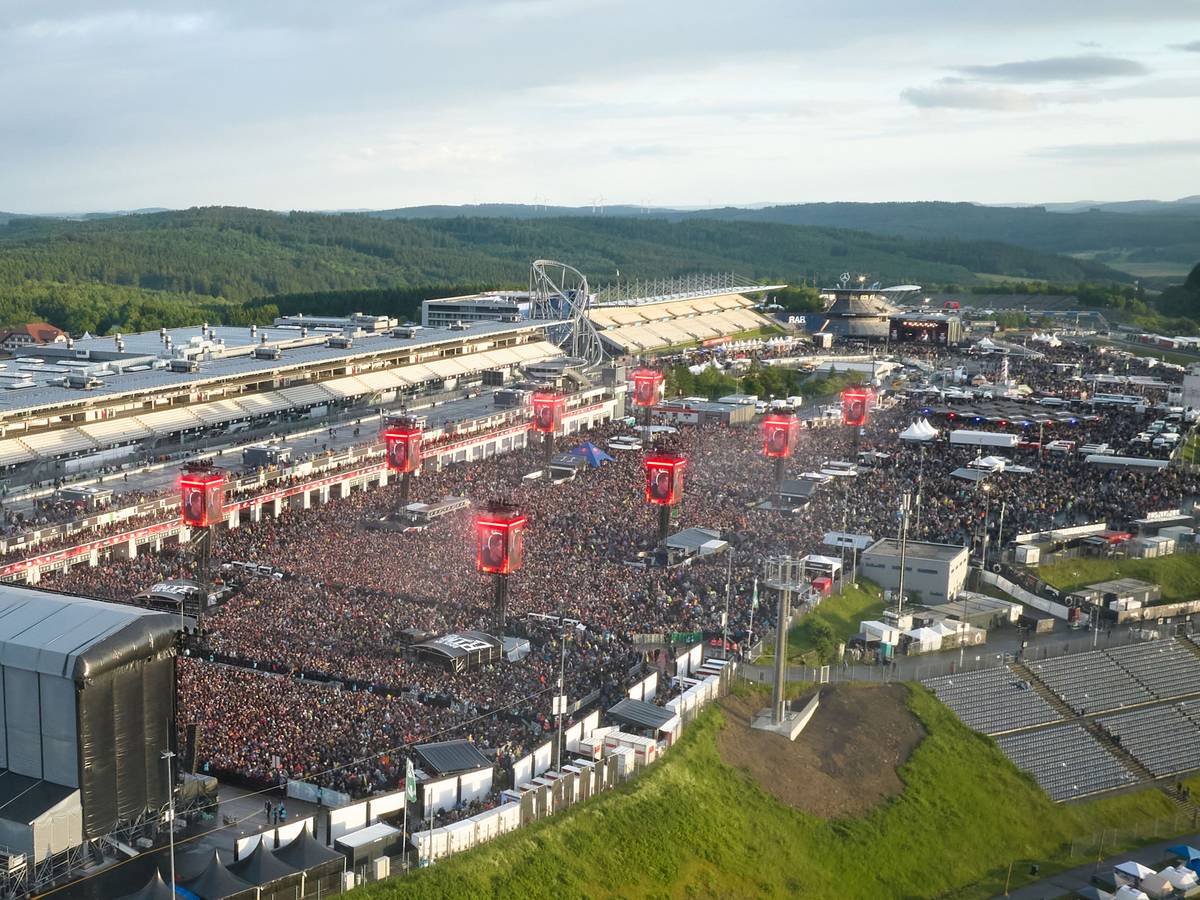 Etwa 90.000 Menschen waren bei Rock am Ring. Die Luftaufnahme zeigt Musikfans während des Auftritts der deutschen Metalband Electric Callboy vor Utopiastage.