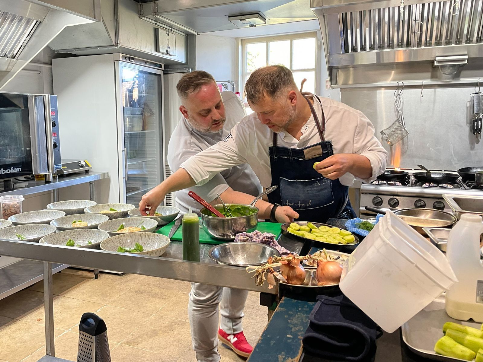 Matthias Diether und Anton Schmaus kochen in Pitlochry zwar den falschen Fisch, helfen sich dafür aber freundschaftlich.  (Bild: RTL / Endemol / Florian Schuchmann)