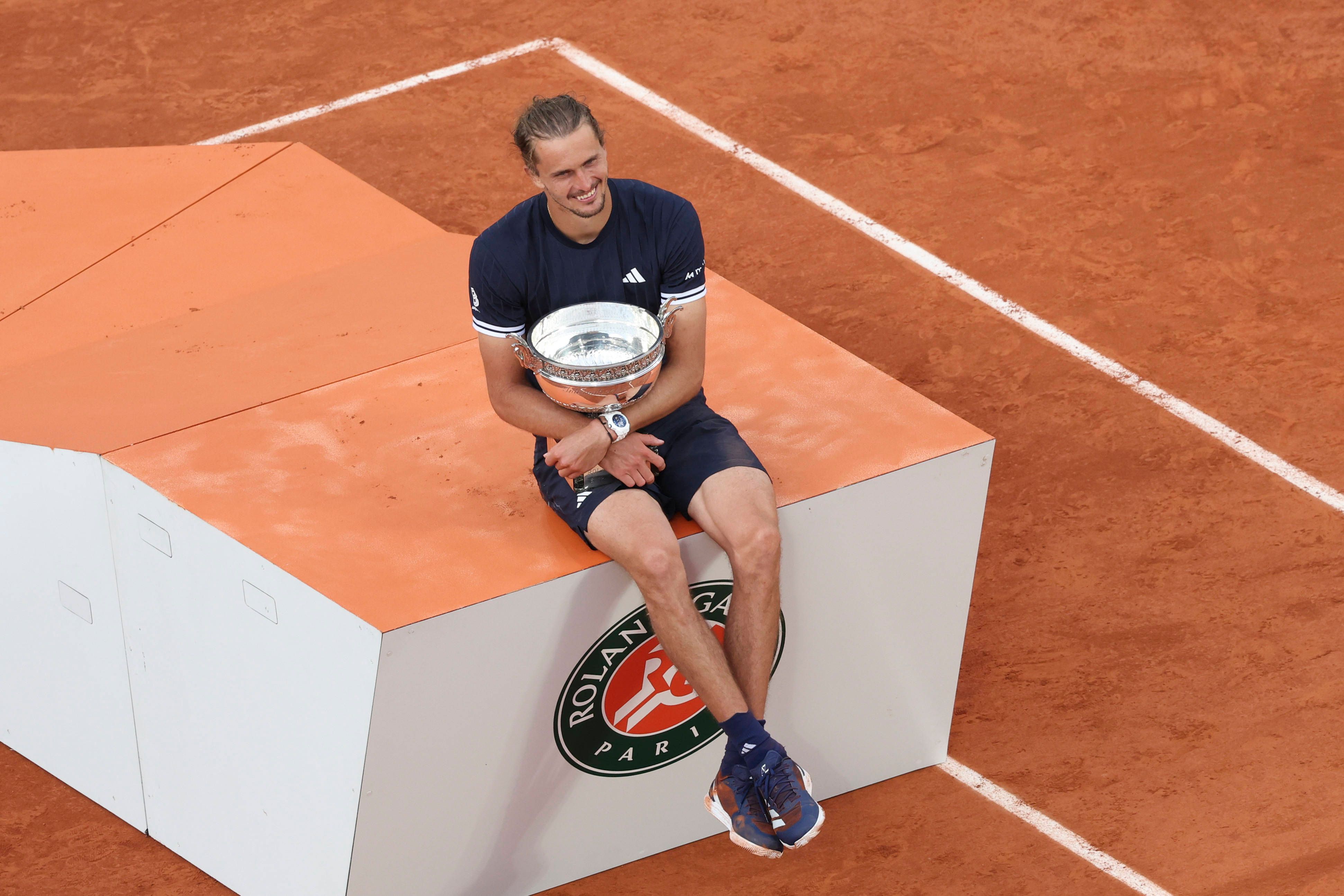 Alexander Zverev posiert mit der French-Open-Trophäe.