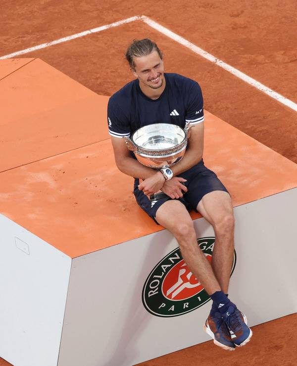 Alexander Zverev posiert mit der French-Open-Trophäe.