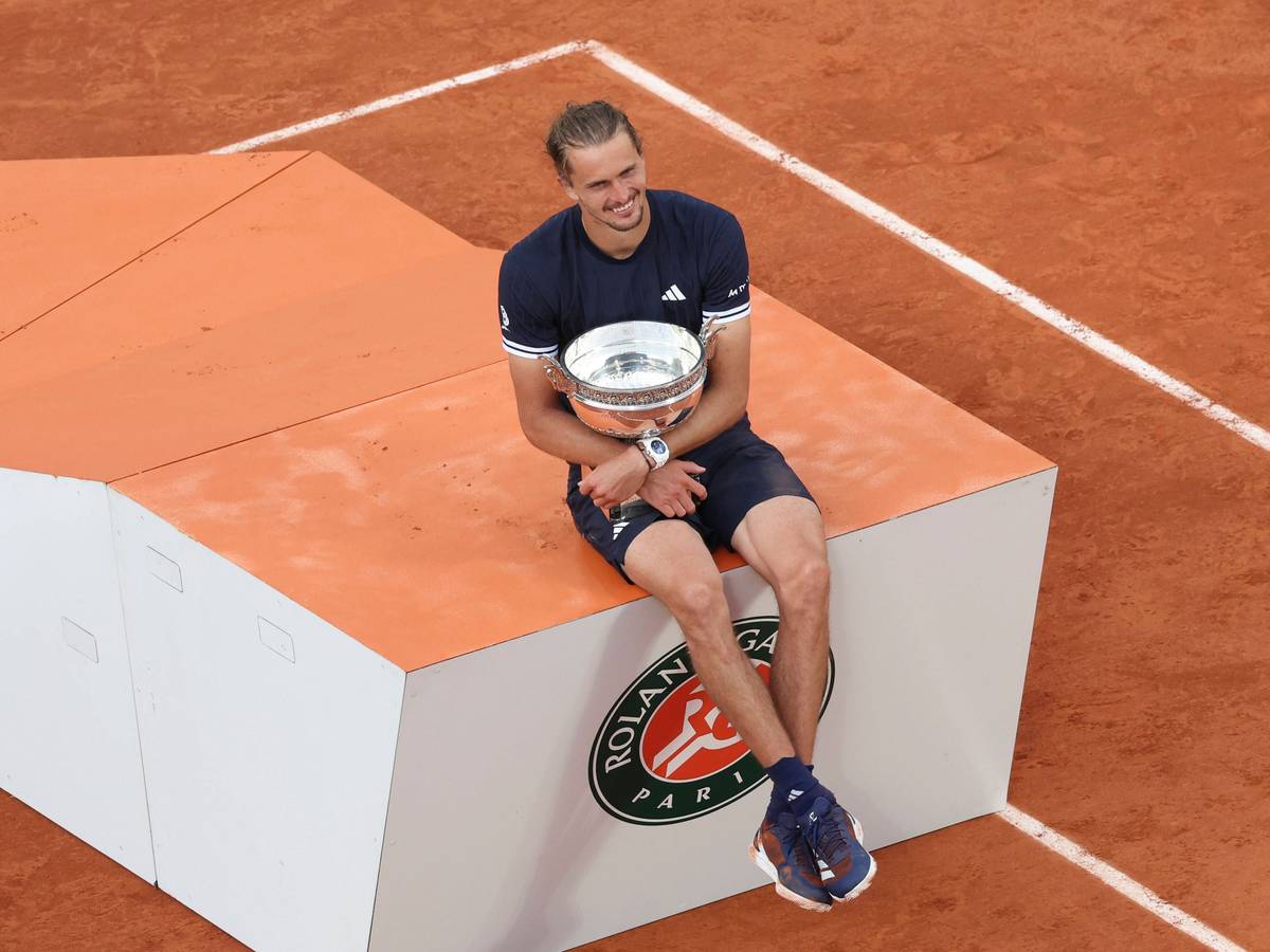 Alexander Zverev posiert mit der French-Open-Trophäe.