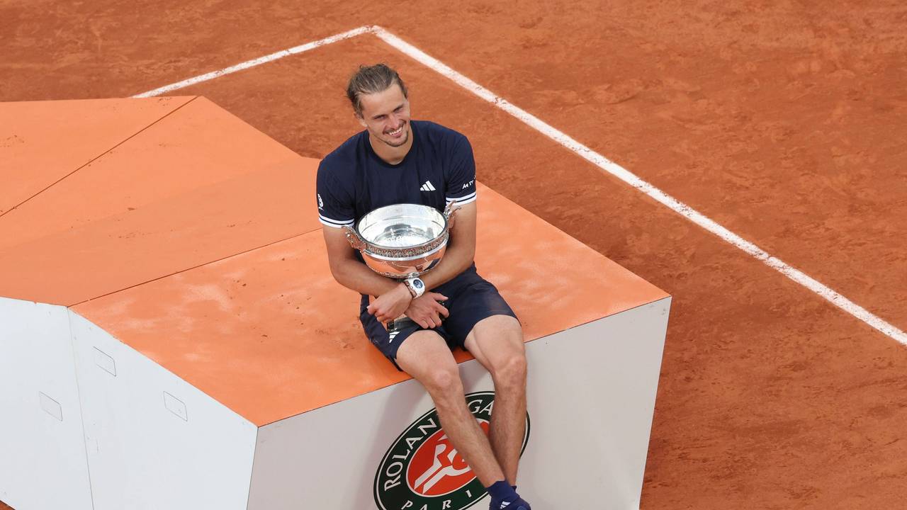 Alexander Zverev posiert mit der French-Open-Trophäe.