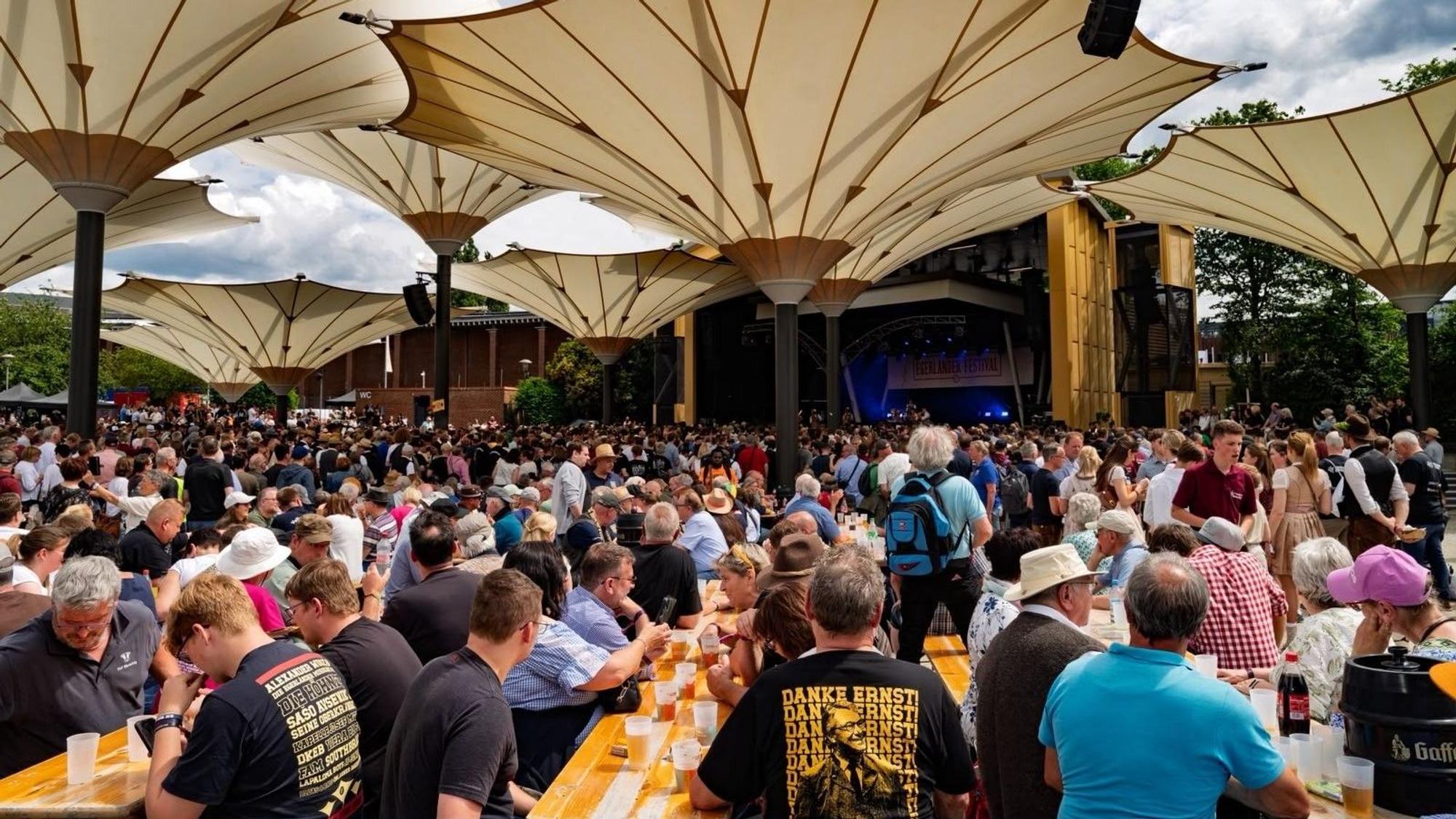 Blick in den Tanzbrunnen beim Egerländer-Festival.
