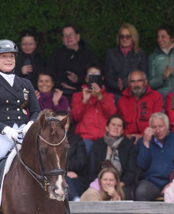 Isabell Werth nach ihrem Sieg in der Kür auf Viva Gold.
