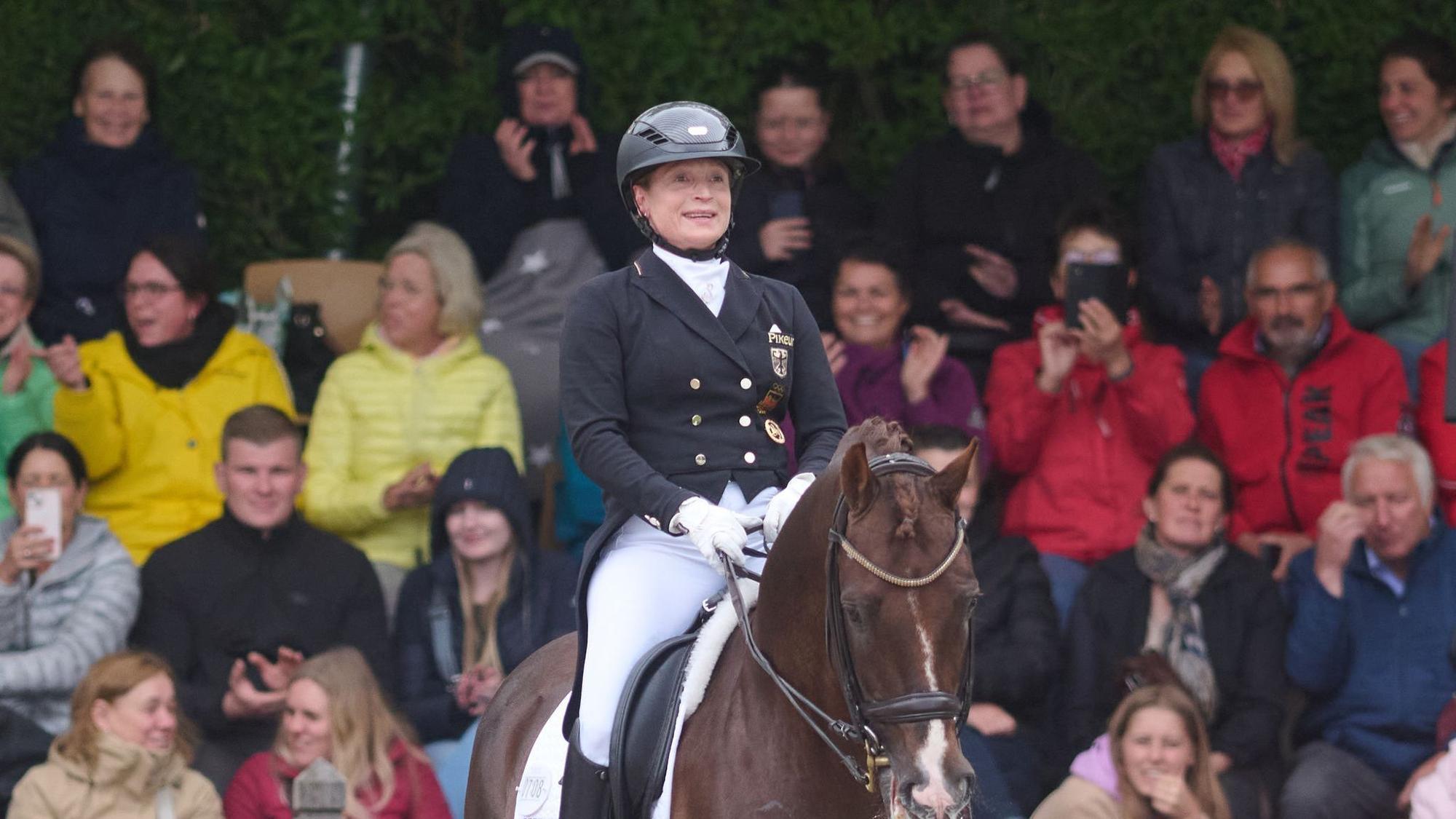 Isabell Werth nach ihrem Sieg in der Kür auf Viva Gold.