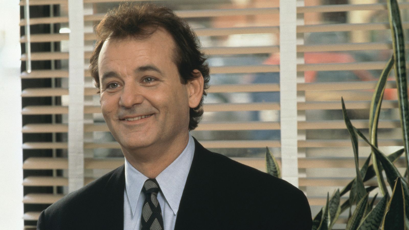Nachdem Phil (Bill Murray) merkt, dass sein Handeln keine Konsequenzen mehr für ihn hat, lässt er sich zunächst gehen.  (Bild: RTLZWEI)
