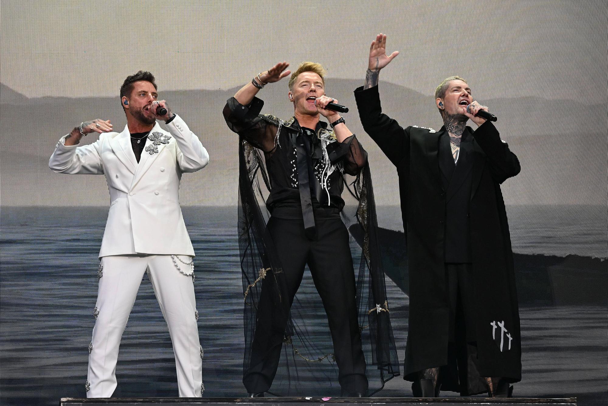So traten Boyzone am Freitag in London auf: Keith Duffy, Ronan Keating und Shane Lynch legten sich ins Zeug, Kollege Mikey Graham zeigte sich kaum.