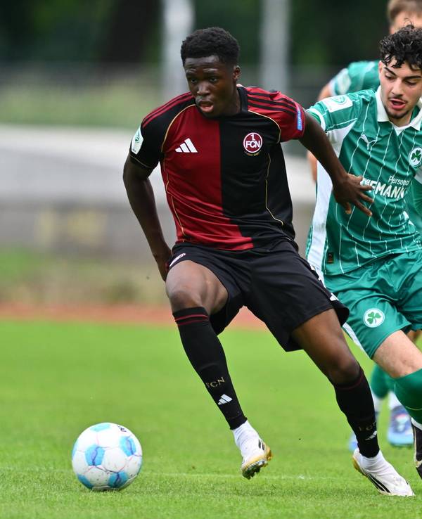 David Okpodu (l., 1. FC Nürnberg) in der U19-Liga gegen Fadl Kamal (SpVgg Greuther Fürth).
