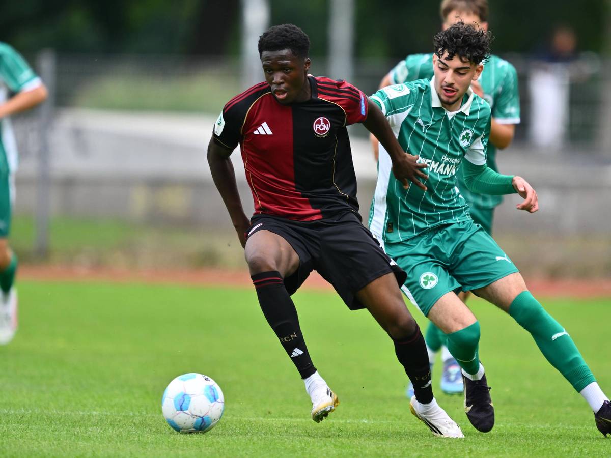 David Okpodu (l., 1. FC Nürnberg) in der U19-Liga gegen Fadl Kamal (SpVgg Greuther Fürth).