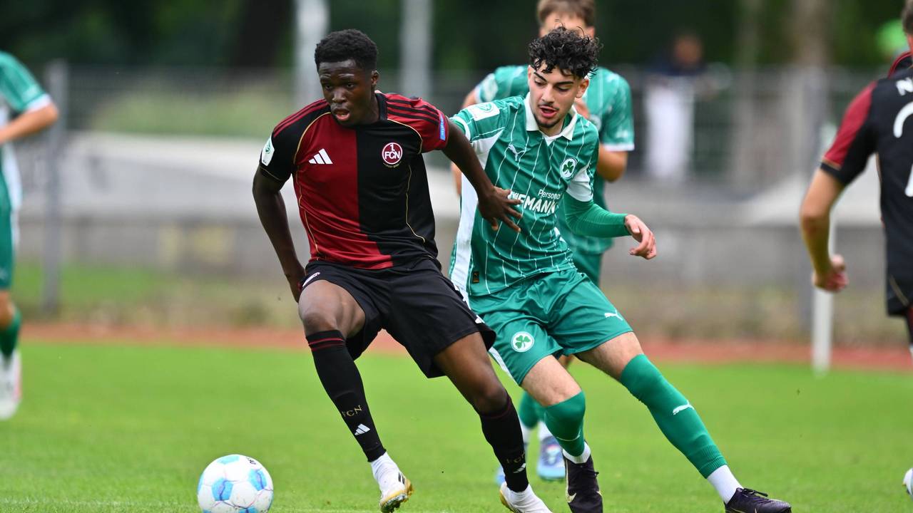 David Okpodu (l., 1. FC Nürnberg) in der U19-Liga gegen Fadl Kamal (SpVgg Greuther Fürth).
