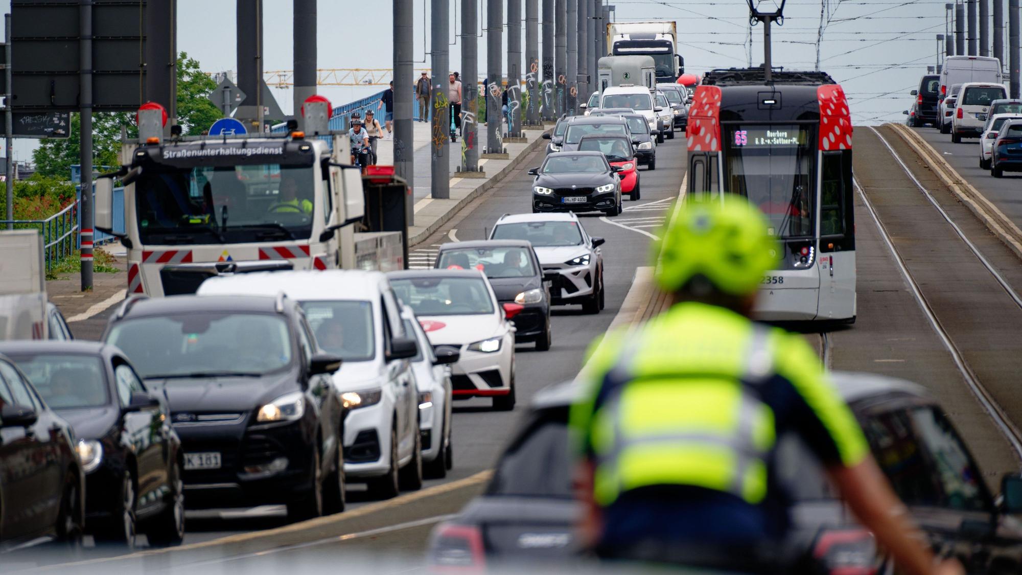 Fahrzeuge stehen auf der Kennedybrücke in der Bonner Innenstadt im Stau. Nach Sperrung der Nordbrücke verdichtet sich der Verkehr in der Innenstadt.