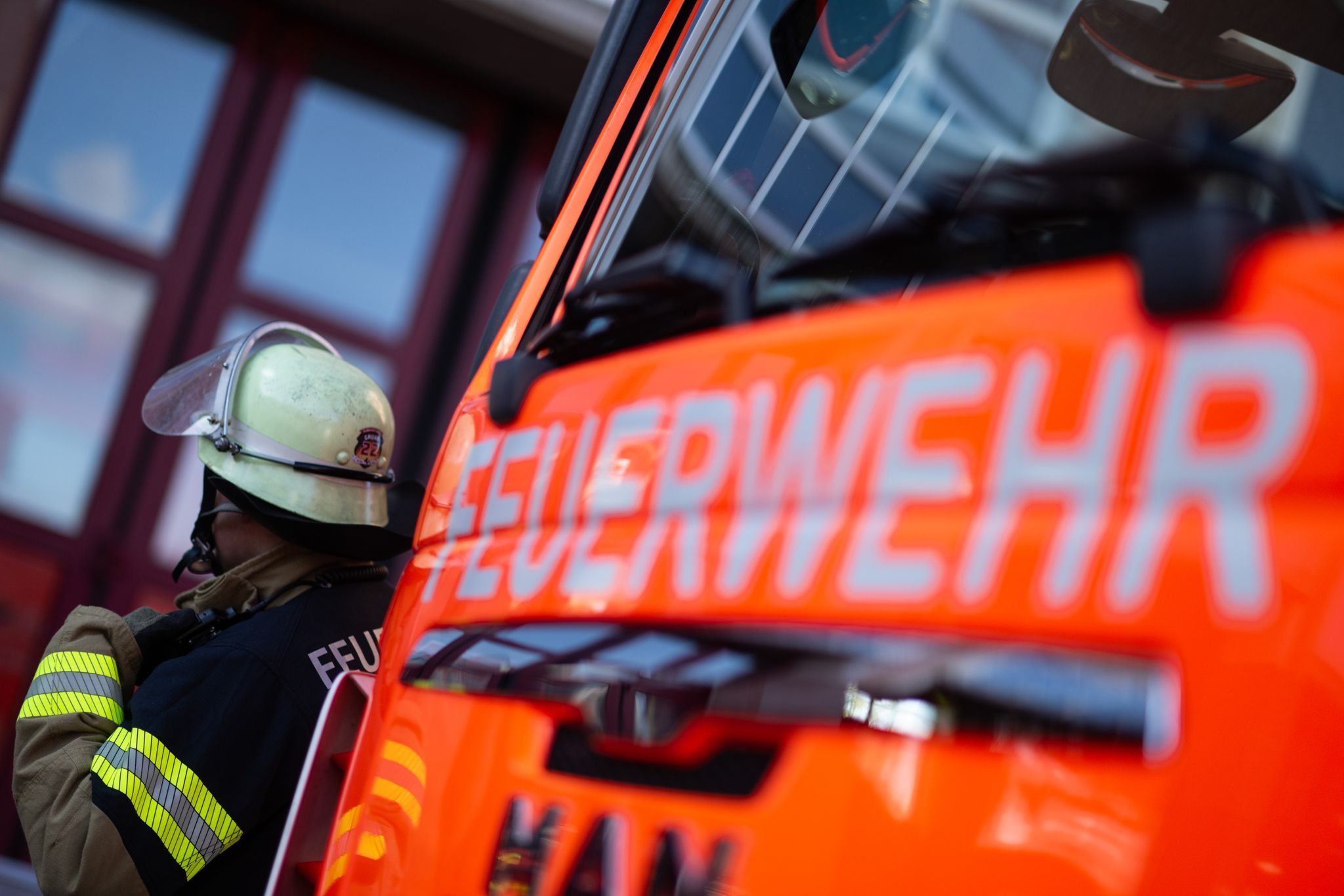 Brand in Hotel mutmaßlich durch Defekt an Auto ausgelöst