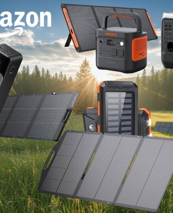 Collage verschiedener Camping-Stromversorgungsgeräte vor sommerlicher Waldlichtung mit Zelt: Powerstation von Jackery (orange-schwarz) mit Solarpanel, EcoFlow-Powerstation mit mehreren Steckdosen, schwarze Anker-Powerbank, große faltbare Solarpanele sowie eine Solar-Powerbank mit integriertem Panel. Roter Sale-Button mit der Aufschrift „Bis -50 % Rabatt zur UVP", Amazon-Logo oben links.