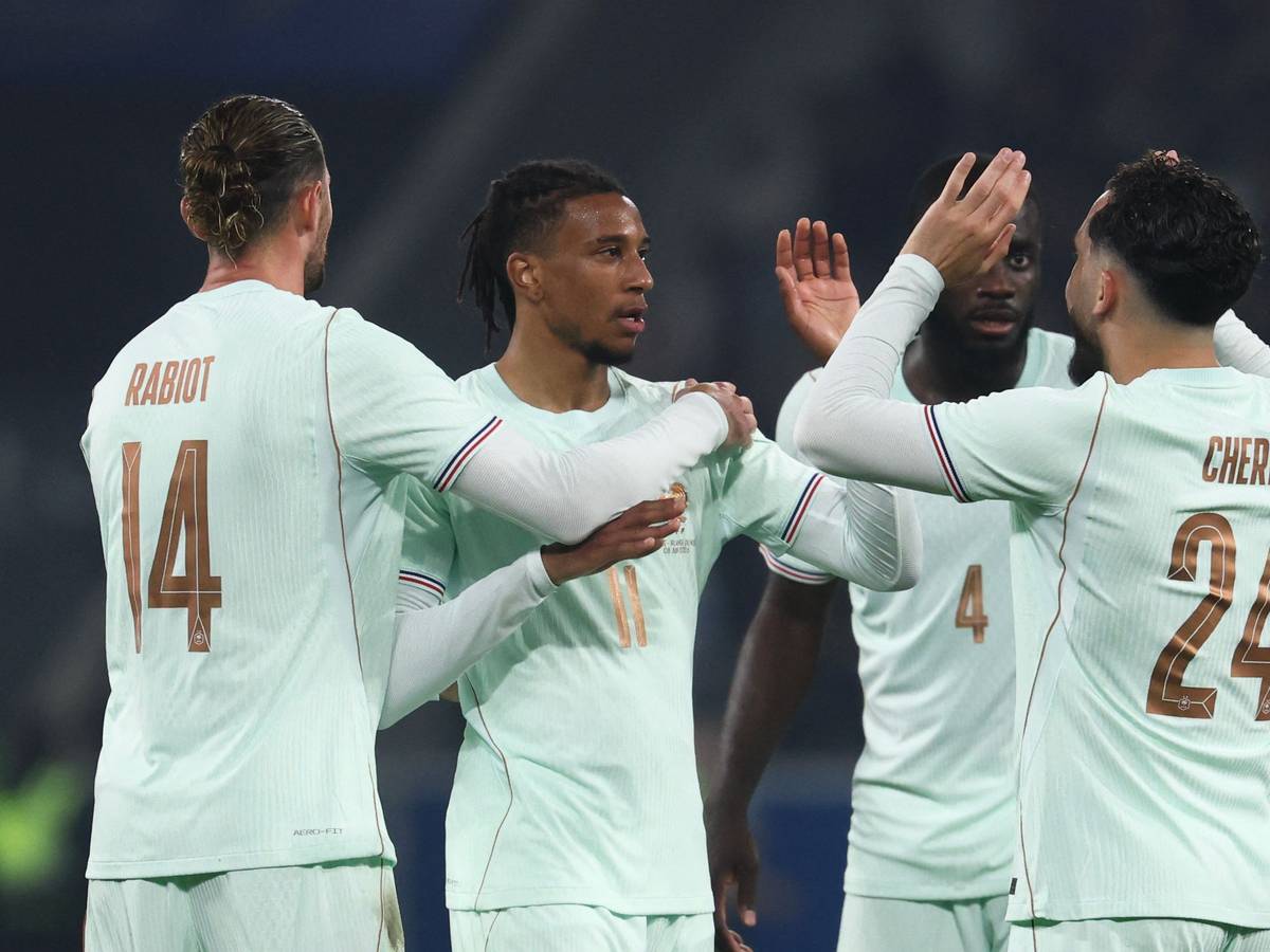 Michael Olise (2.v.l.) klatscht seine Teamkollegen ab.