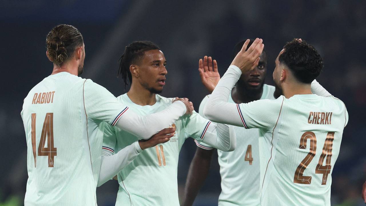 Michael Olise (2.v.l.) klatscht seine Teamkollegen ab.