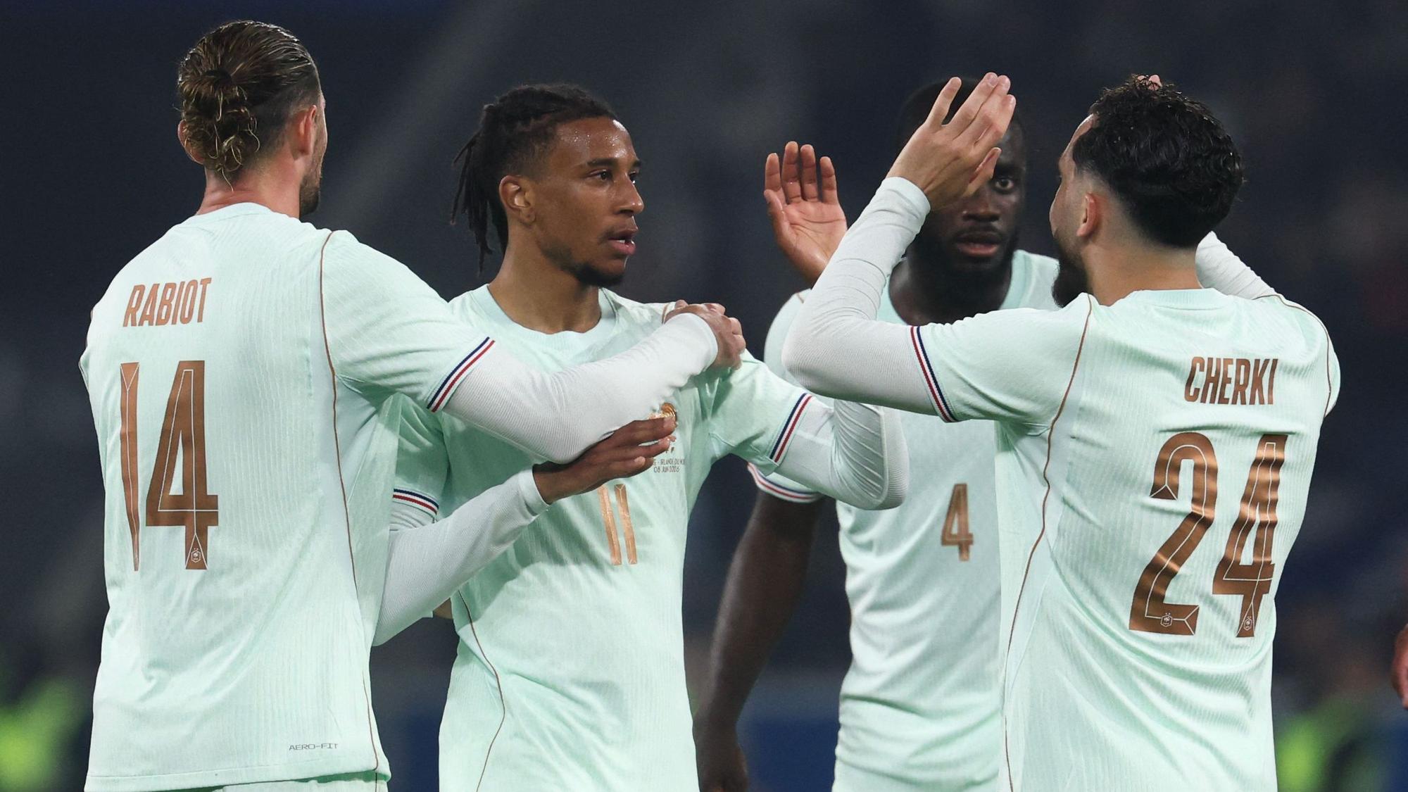 Michael Olise (2.v.l.) klatscht seine Teamkollegen ab.