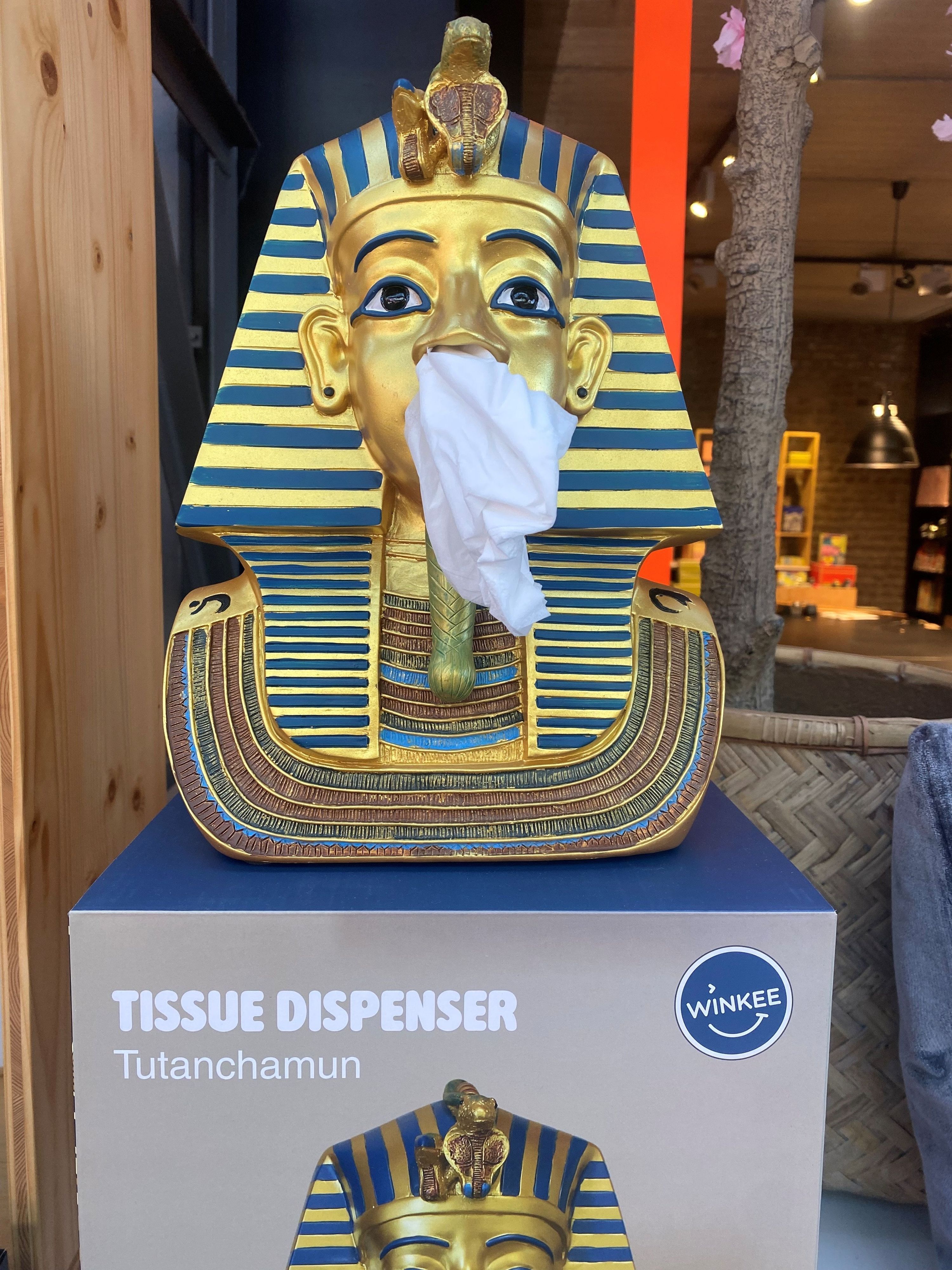 Ein Pharao-Figur (Totenmaske des Tutanchamun) als Papiertuchspender