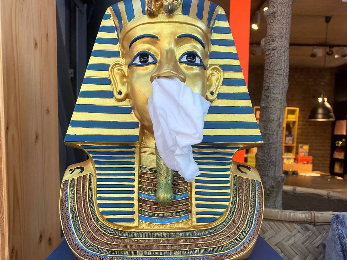 Ein Pharao-Figur (Totenmaske des Tutanchamun) als Papiertuchspender