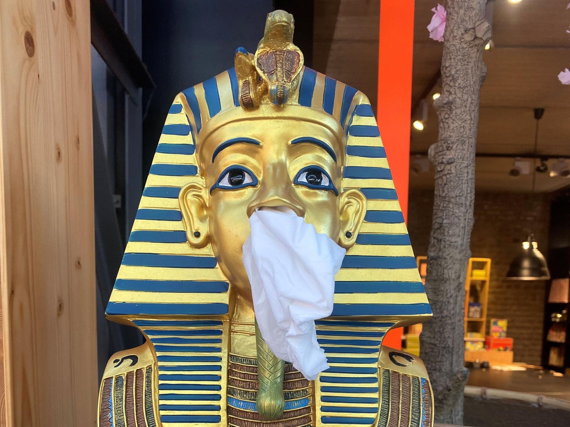 Ein Pharao-Figur (Totenmaske des Tutanchamun) als Papiertuchspender