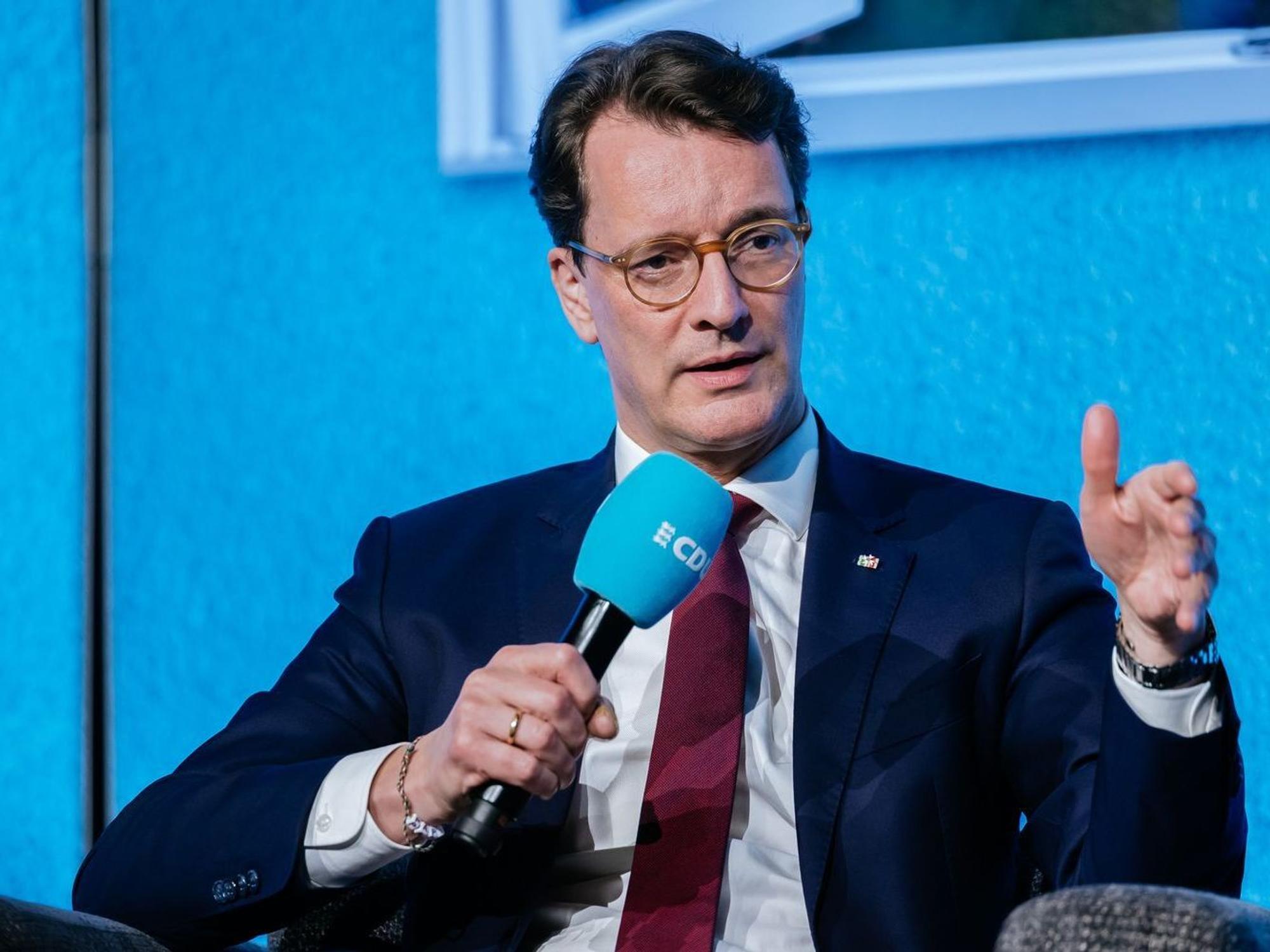 Hendrik Wüst ist seit 2021 der Ministerpräsident von Nordrhein-Westfalen. (Bild: Getty Images / Thomas Niedermueller)