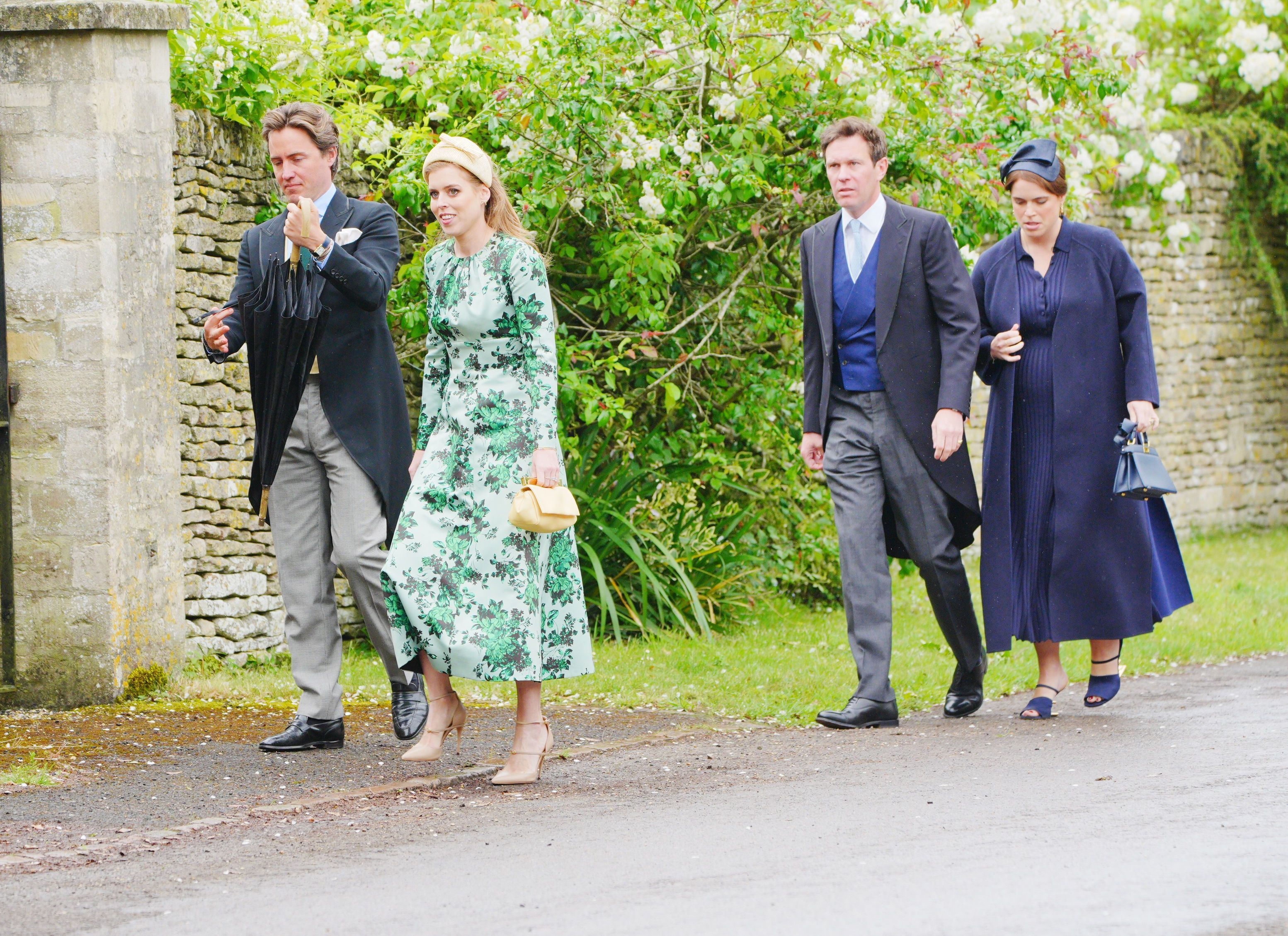 Edoardo Mapelli Mozzi (l-r), Prinzessin Beatrice, Jack Brooksbank und Prinzessin Eugenie bei ihrer Ankunft zur Hochzeit von Harriet Sperling und Peter Phillips in der All Saints Church in Kemble, Gloucestershire.