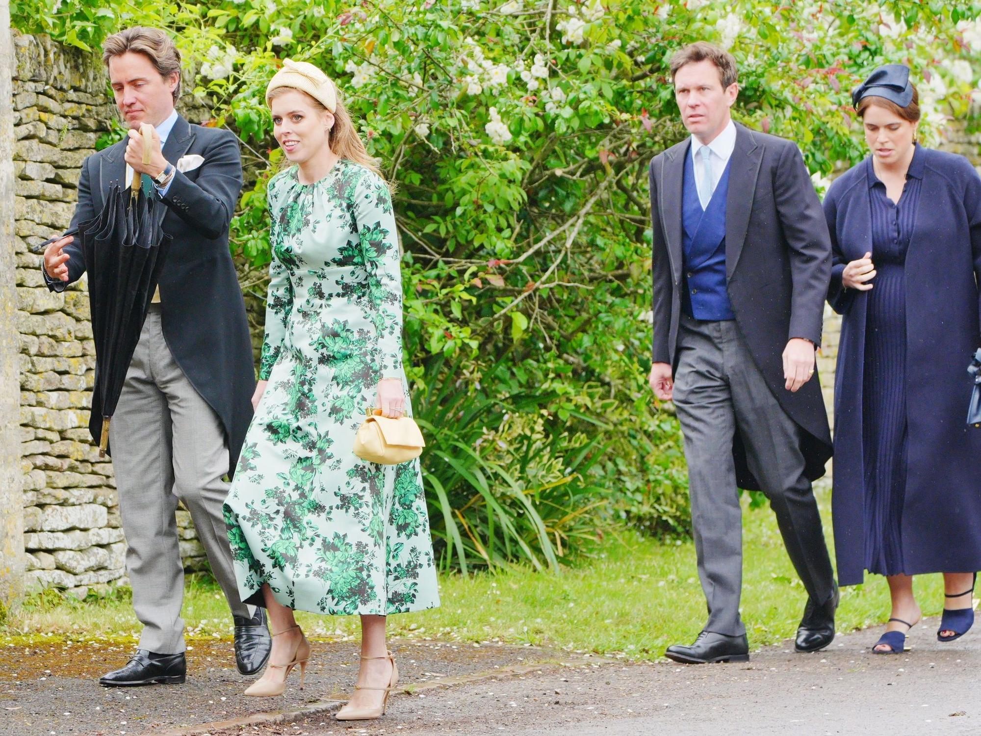 Edoardo Mapelli Mozzi (l-r), Prinzessin Beatrice, Jack Brooksbank und Prinzessin Eugenie bei ihrer Ankunft zur Hochzeit von Harriet Sperling und Peter Phillips in der All Saints Church in Kemble, Gloucestershire.