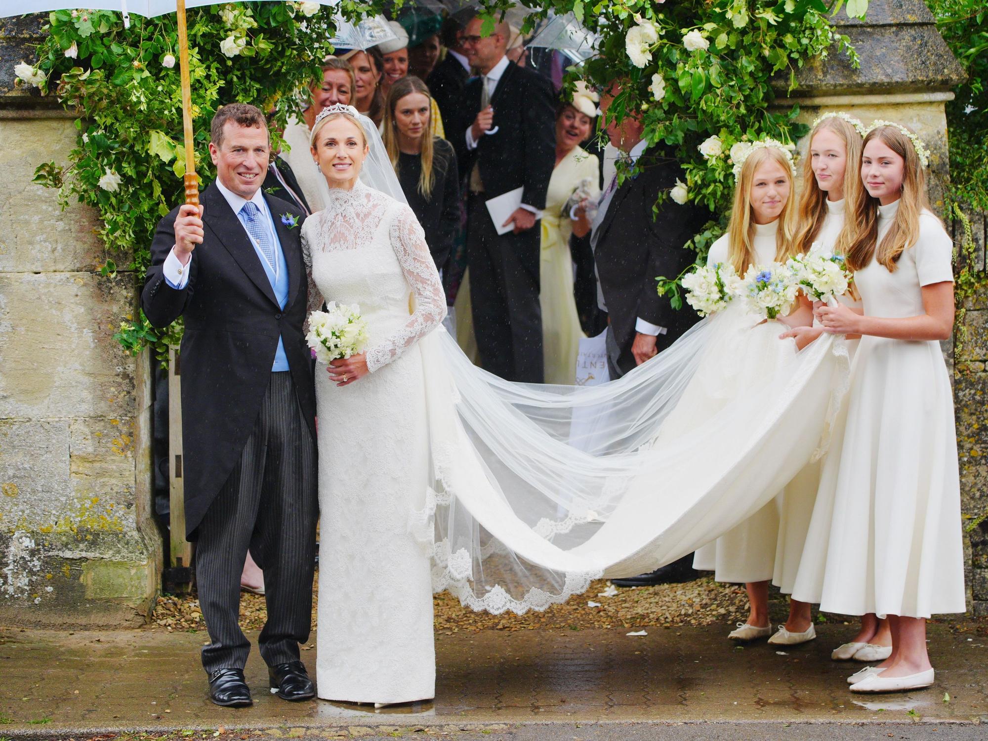Harriet Sperling und Peter Phillips, begleitet von den Brautjungfern (l-r) Isla Phillips, Savannah Phillips und Georgina Sperling nach ihrer Trauung in der All Saints Church in Kemble, Gloucestershire.