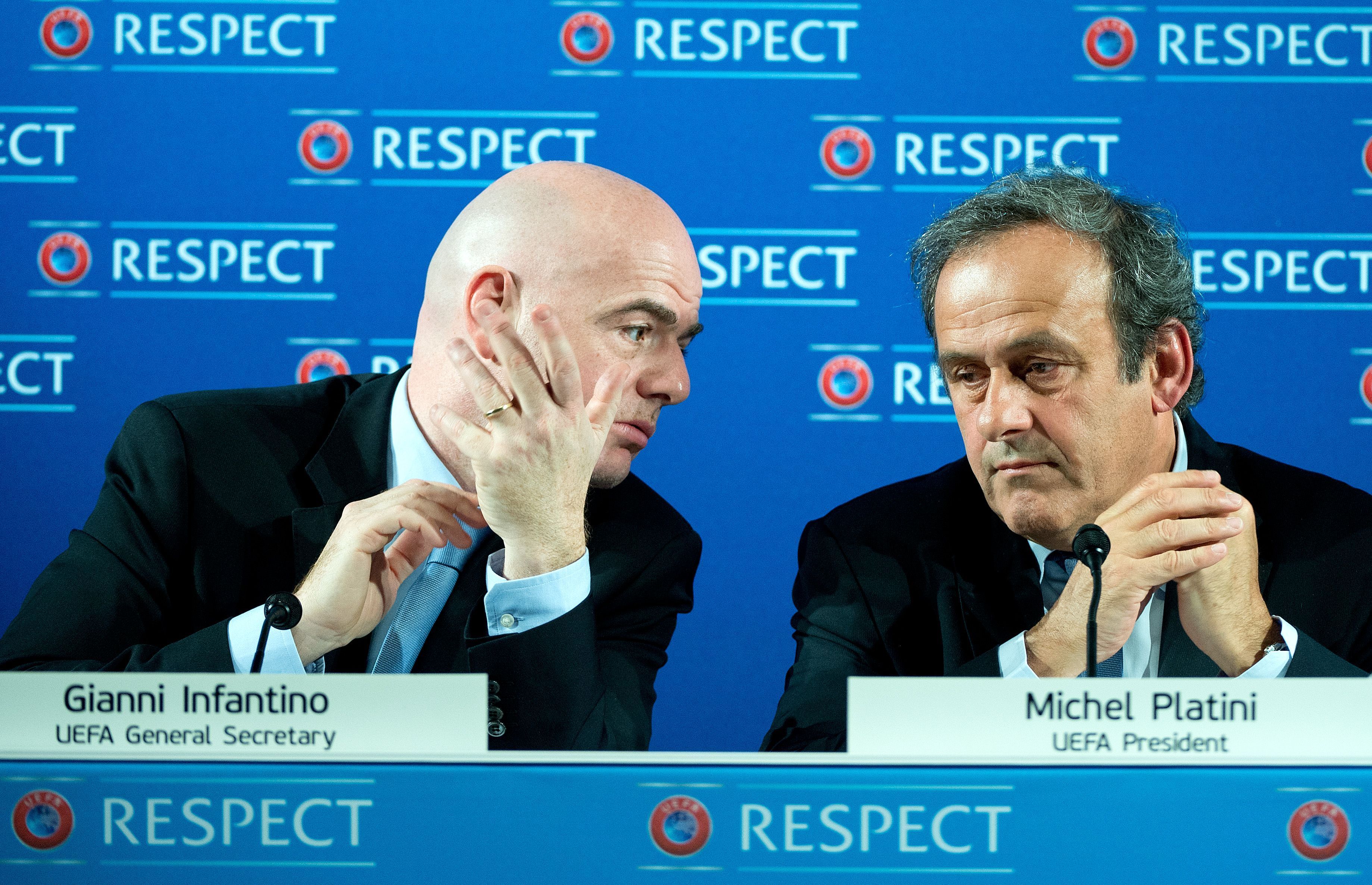 Der damalige UEFA-Präsident Michel Platini (r.) und der damalige UEFA-Generalsekretär Gianni Infantino sprechen 2014 in Nizza (Frankreich) während einer Pressekonferenz.