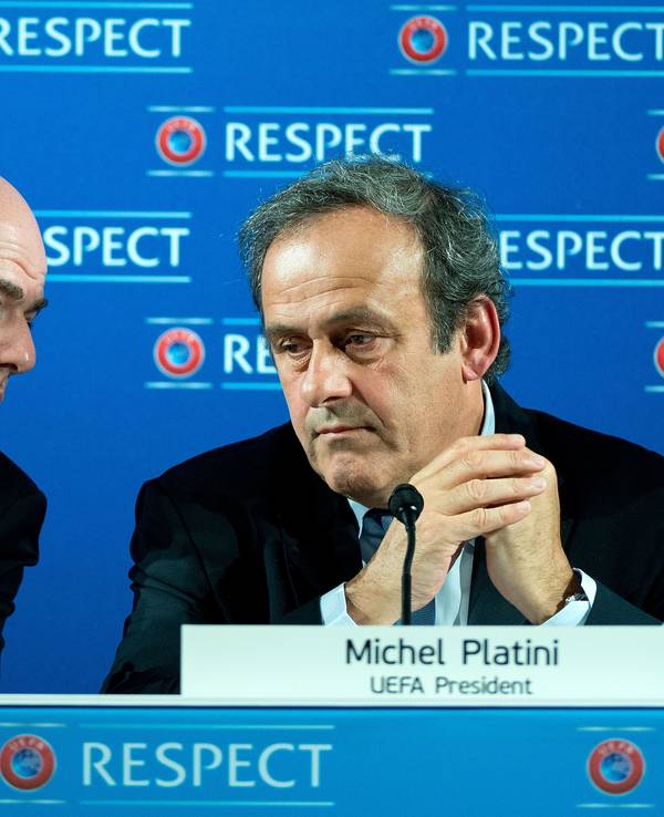 Der damalige UEFA-Präsident Michel Platini (r.) und der damalige UEFA-Generalsekretär Gianni Infantino sprechen 2014 in Nizza (Frankreich) während einer Pressekonferenz.