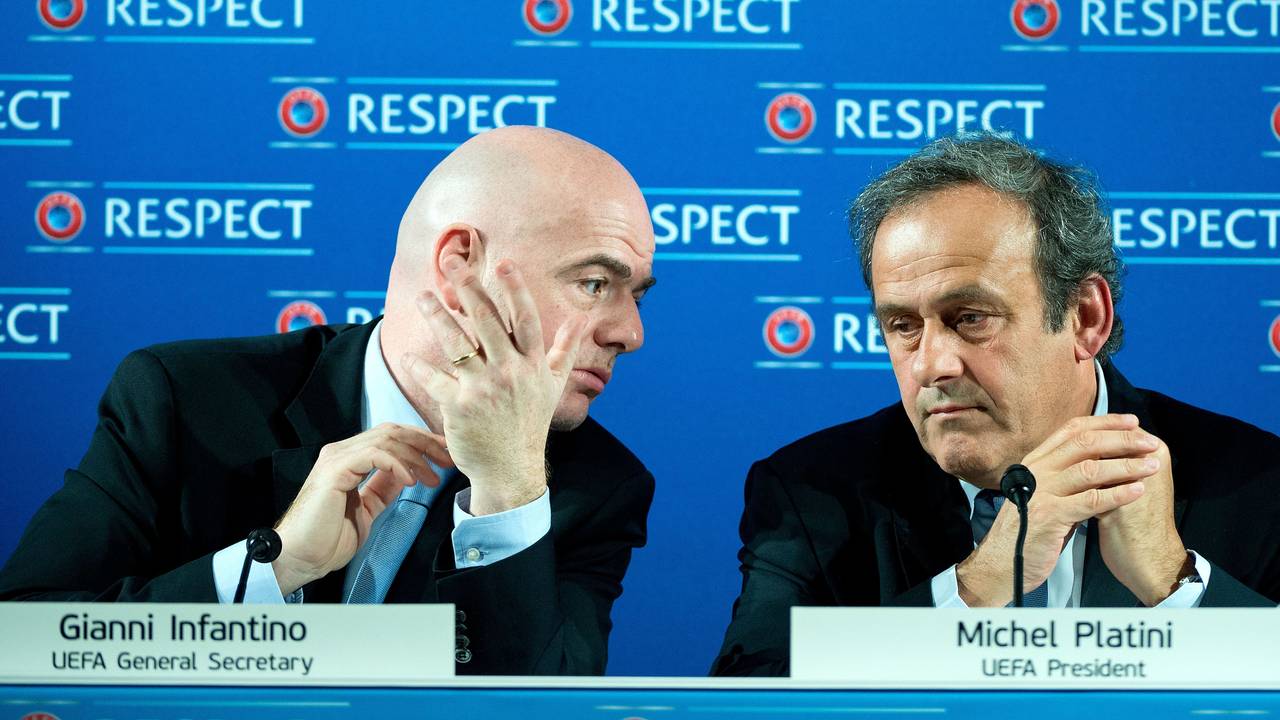 Der damalige UEFA-Präsident Michel Platini (r.) und der damalige UEFA-Generalsekretär Gianni Infantino sprechen 2014 in Nizza (Frankreich) während einer Pressekonferenz.