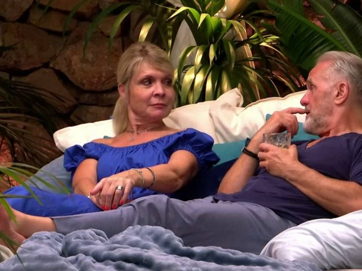 Das Daybed am Pool von „First Dates Hotel“ verhalf schon so manchen Singles zum Liebesglück. Bei Simone und Martin war eher das Gegenteil der Fall. (Bild: RTL)