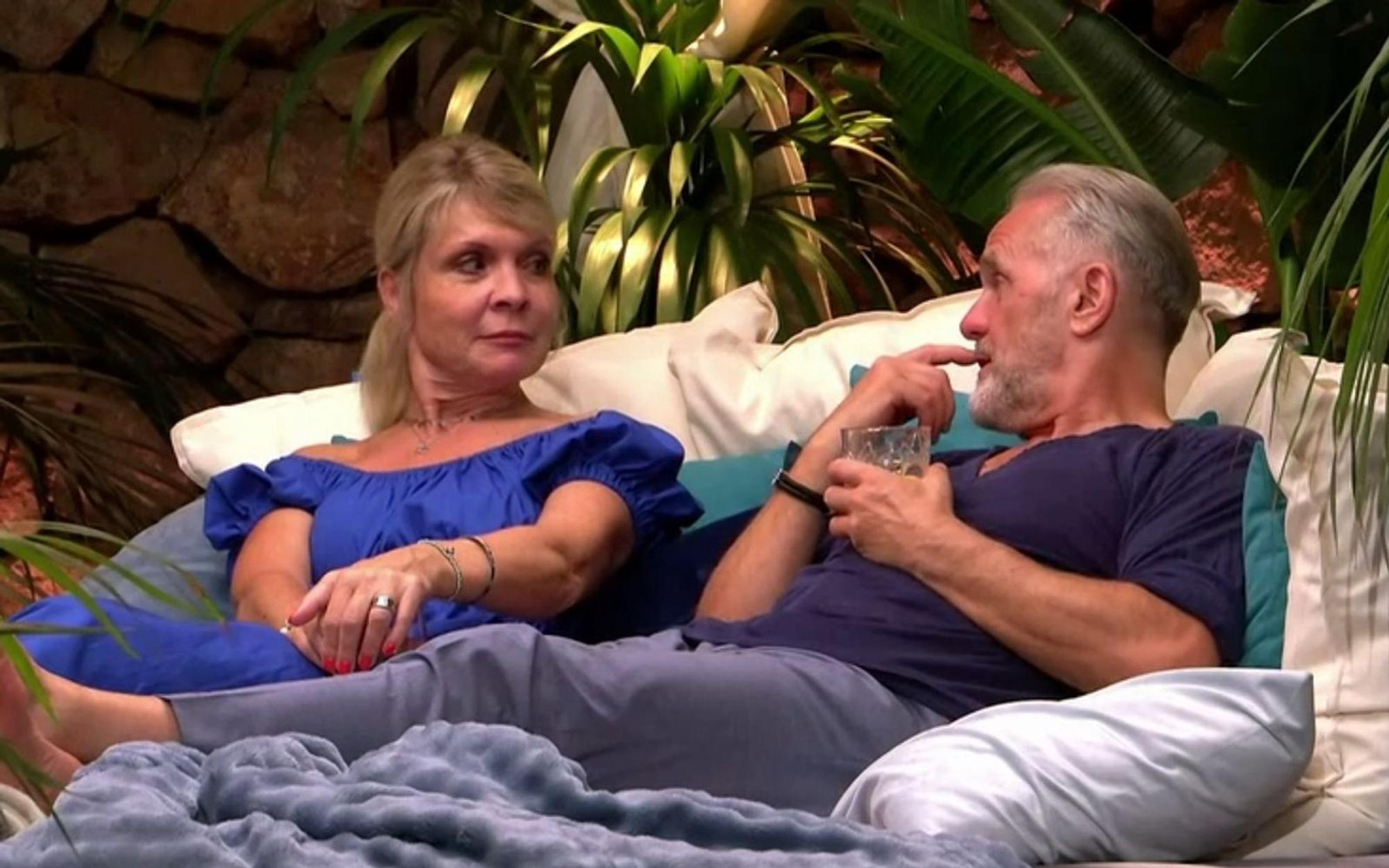 Das Daybed am Pool von „First Dates Hotel“ verhalf schon so manchen Singles zum Liebesglück. Bei Simone und Martin war eher das Gegenteil der Fall. (Bild: RTL)