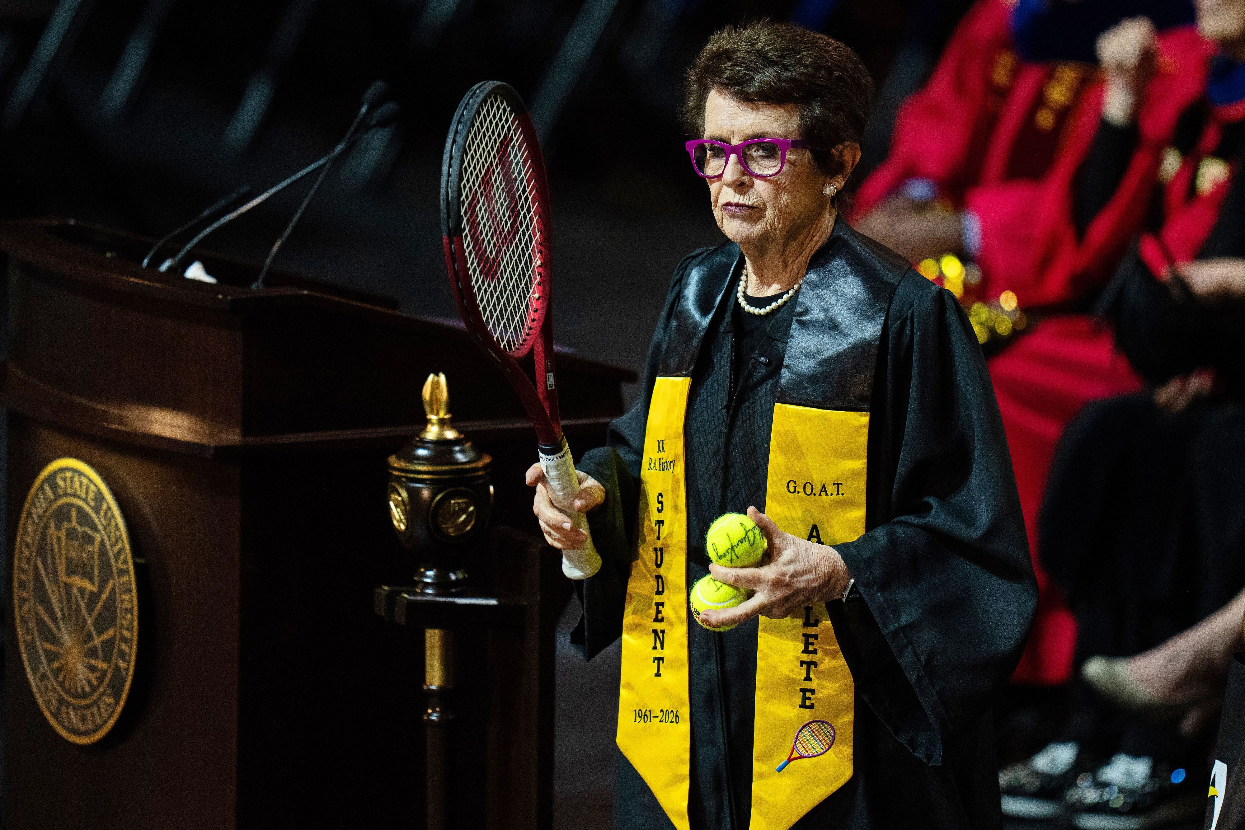 Tennis-Legende Billie Jean King bereitet sich darauf vor, den Absolventen Tennisbälle zuzuwerfen, nachdem sie eine Rede während der Aufnahmefeier der California State University gehalten hat.