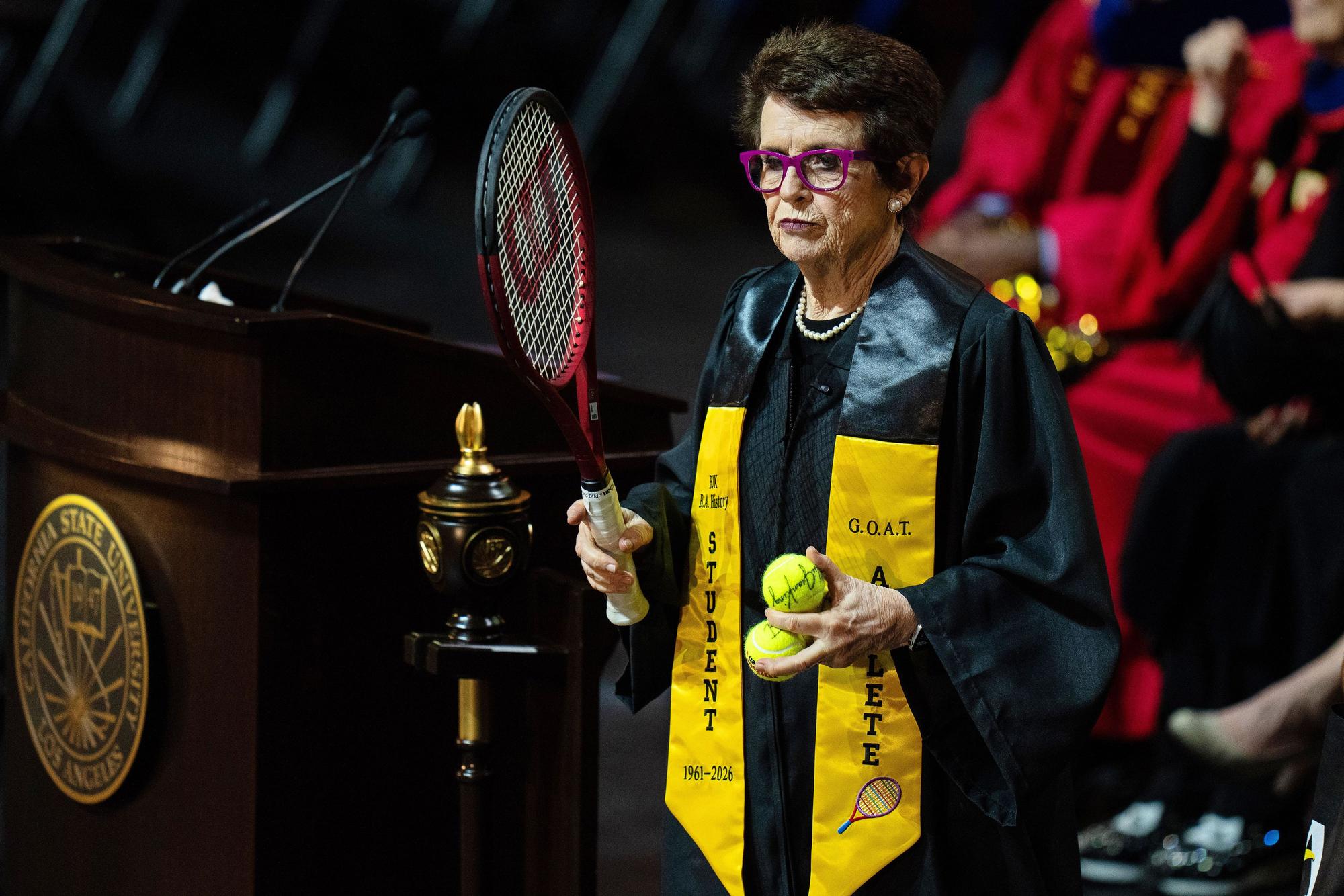 Tennis-Legende Billie Jean King bereitet sich darauf vor, den Absolventen Tennisbälle zuzuwerfen, nachdem sie eine Rede während der Aufnahmefeier der California State University gehalten hat.