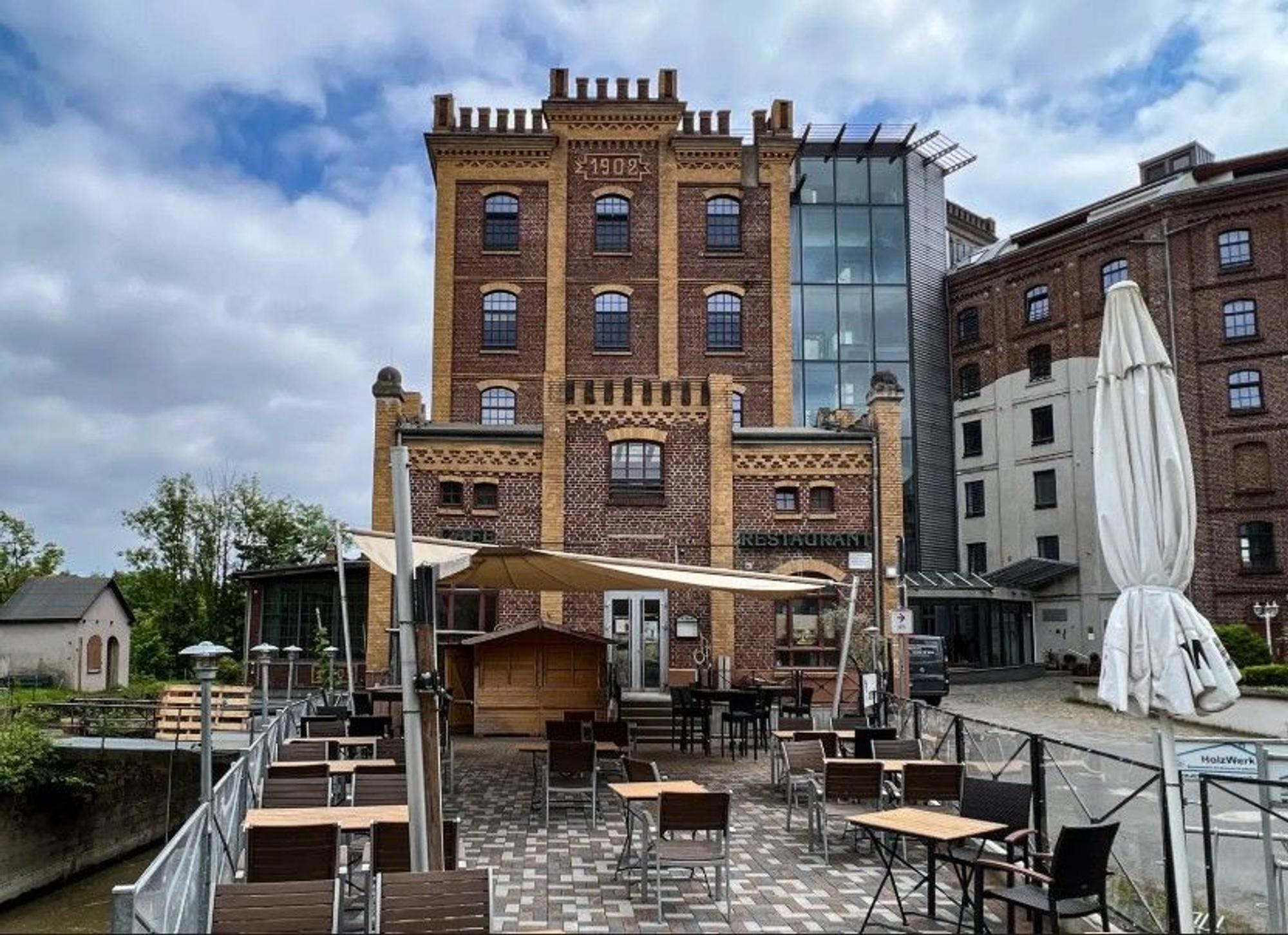Das Hotel-Cafe „Birschel Mühle“ liegt am Hattinger Ruhrwehr.
