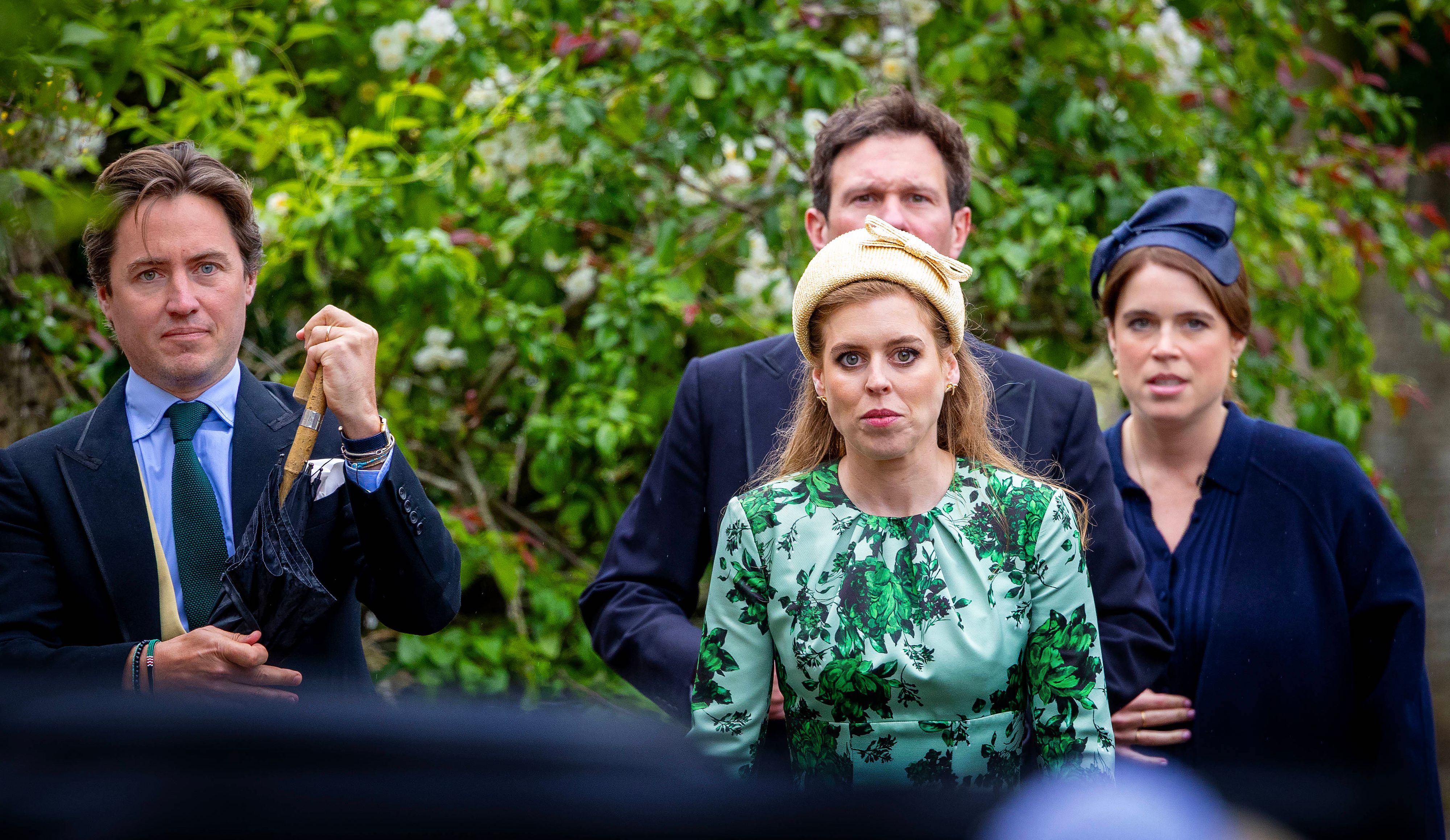 Prinzessin Beatrice (r) und Prinzessin Eugenie kamen zur Hochzeit ihres Cousins Peter Phillips, der Harriet Sperling das Ja-Wort gab.