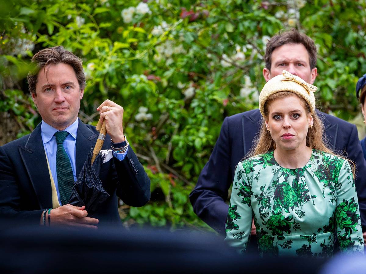 Prinzessin Beatrice (r) und Prinzessin Eugenie kamen zur Hochzeit ihres Cousins Peter Phillips, der Harriet Sperling das Ja-Wort gab.