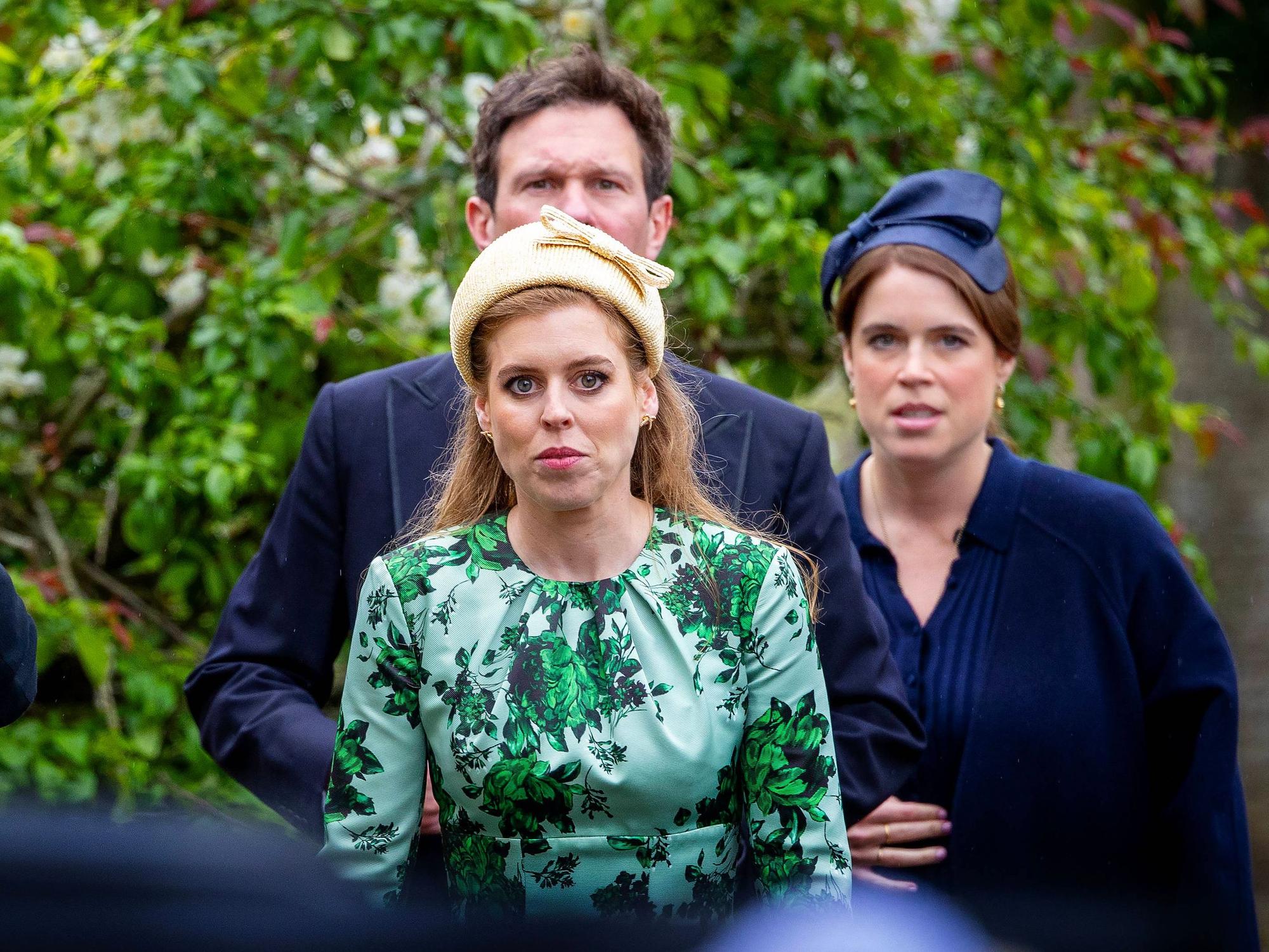 Prinzessin Beatrice (r) und Prinzessin Eugenie kamen zur Hochzeit ihres Cousins Peter Phillips, der Harriet Sperling das Ja-Wort gab.