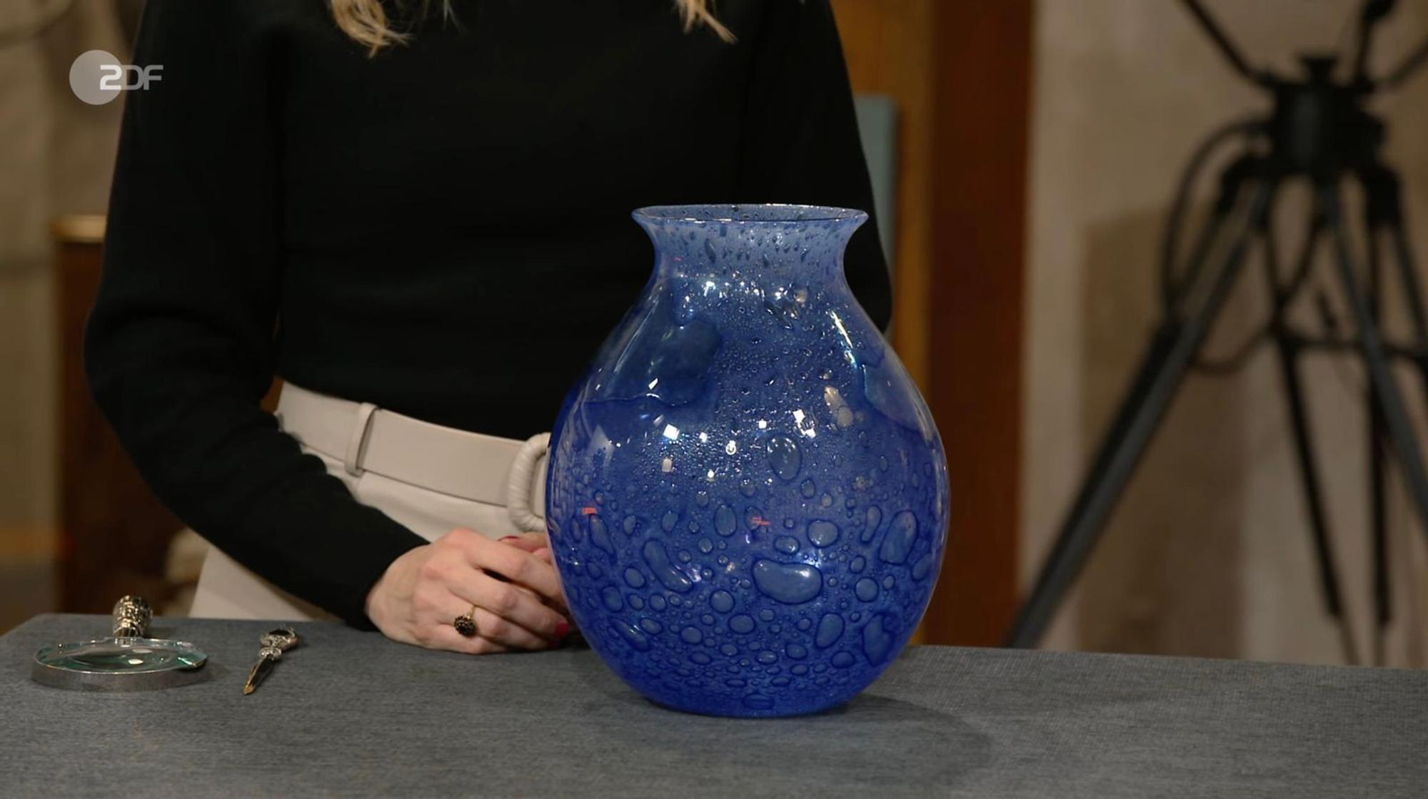 Eine Vase aus Murano-Glas im Entwurf von Ercole Barovier datierte Bianca Berding Anfang der 1960er Jahre. (Bild: ZDF)