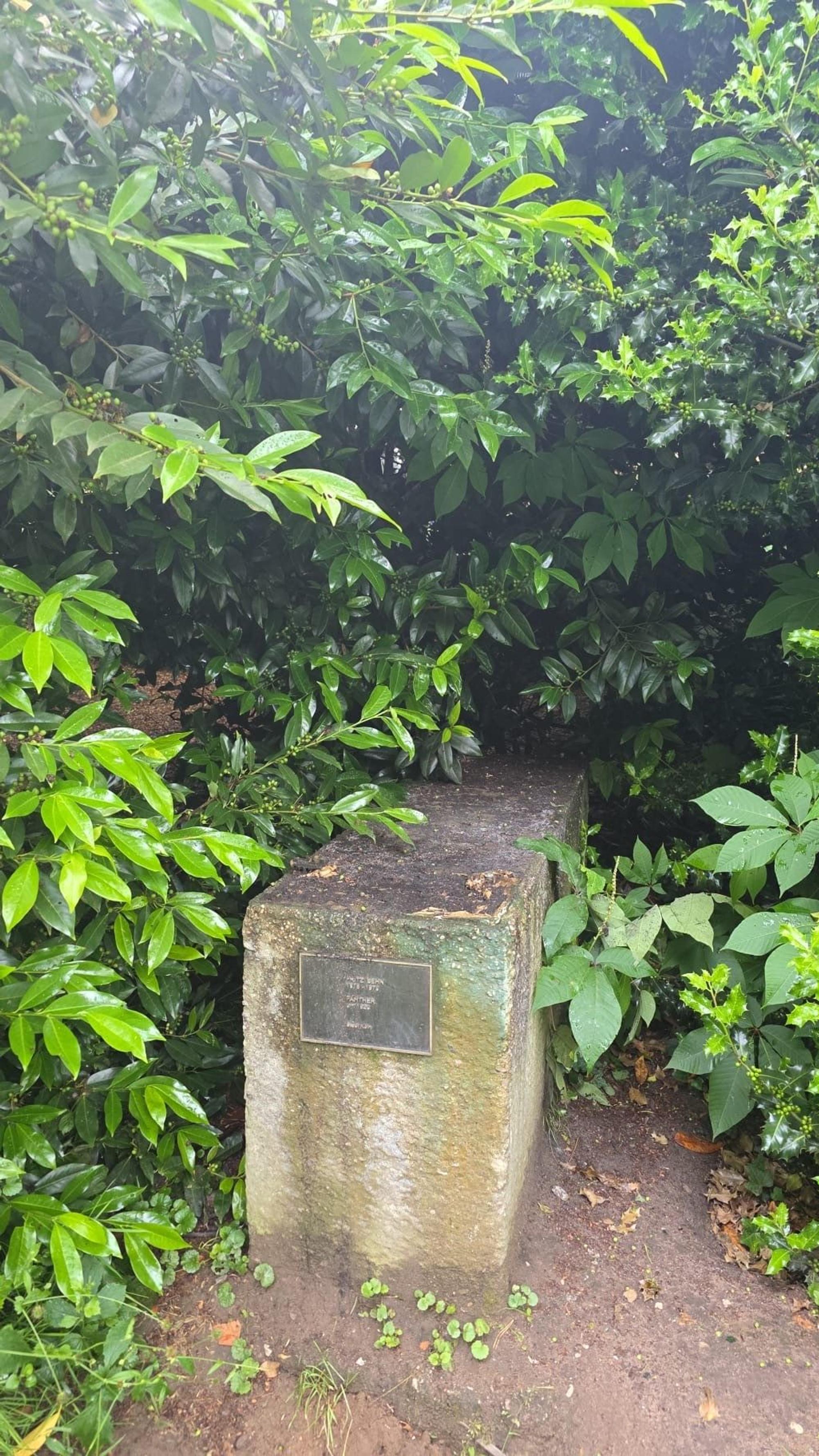 Ein leerer Sockel der Skulptur Panther ist zurückgeblieben.
