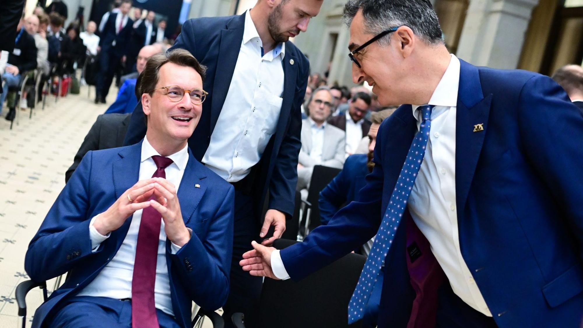 Ministerpräsidenten Wüst und Özdemir.