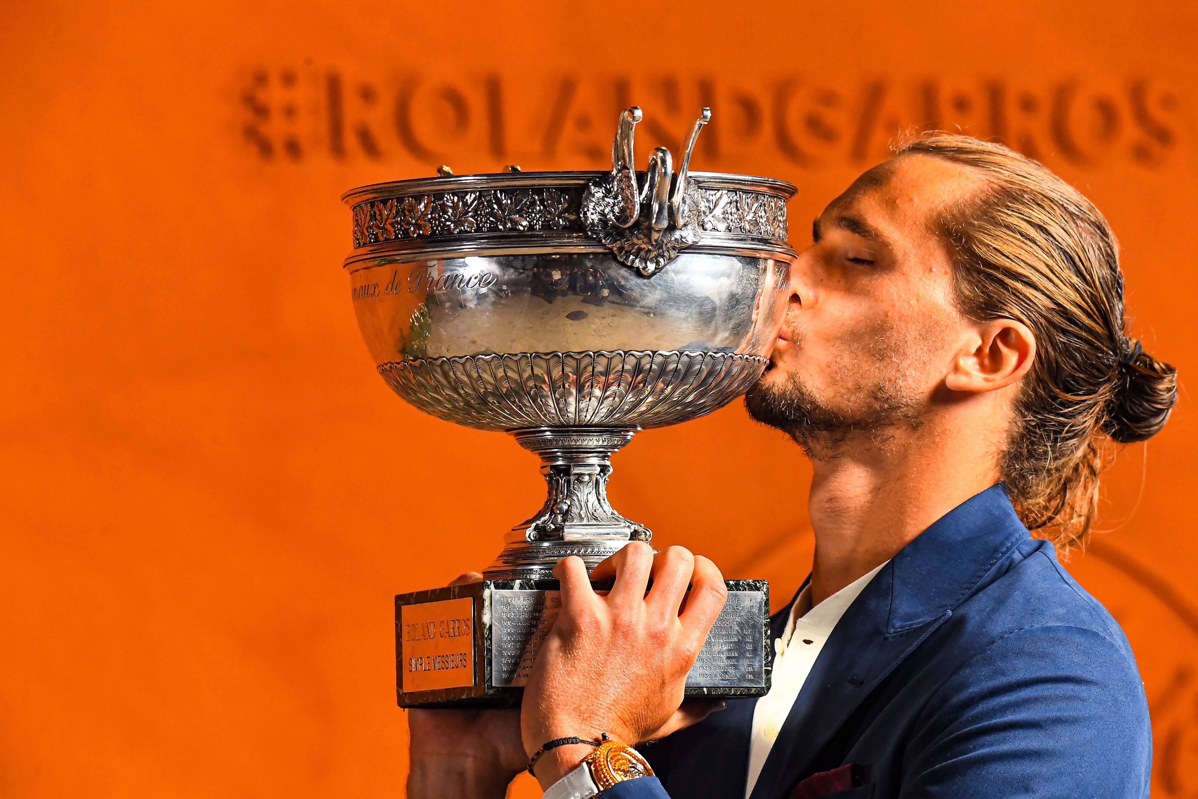 Ein dicker Schmatzer: Alexander Zverev knutscht die Trophäe, die er sich in einem begeisternden Fünf-Satz-Match erkämpfte.