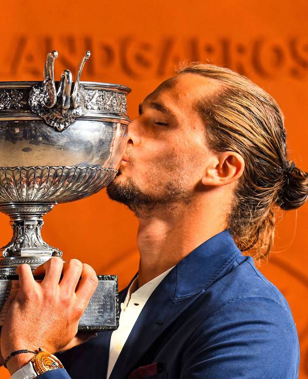 Ein dicker Schmatzer: Alexander Zverev knutscht die Trophäe, die er sich in einem begeisternden Fünf-Satz-Match erkämpfte.