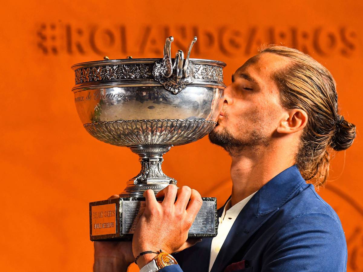 Ein dicker Schmatzer: Alexander Zverev knutscht die Trophäe, die er sich in einem begeisternden Fünf-Satz-Match erkämpfte.