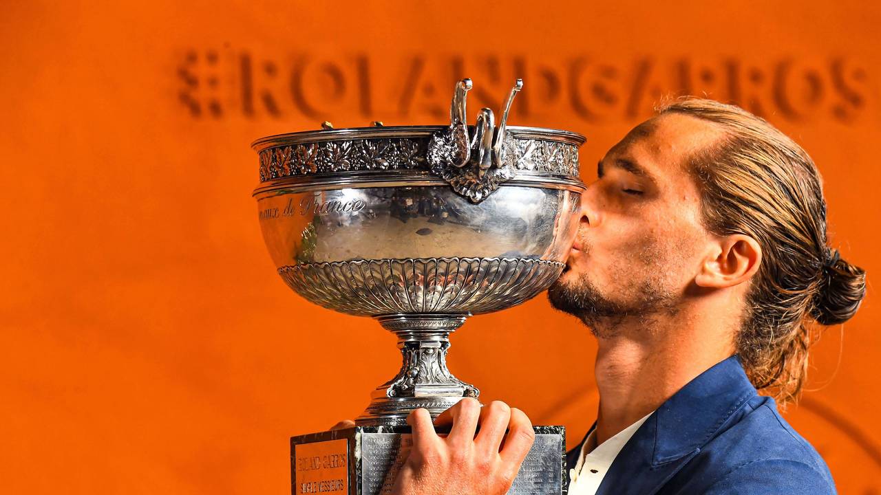 Ein dicker Schmatzer: Alexander Zverev knutscht die Trophäe, die er sich in einem begeisternden Fünf-Satz-Match erkämpfte.